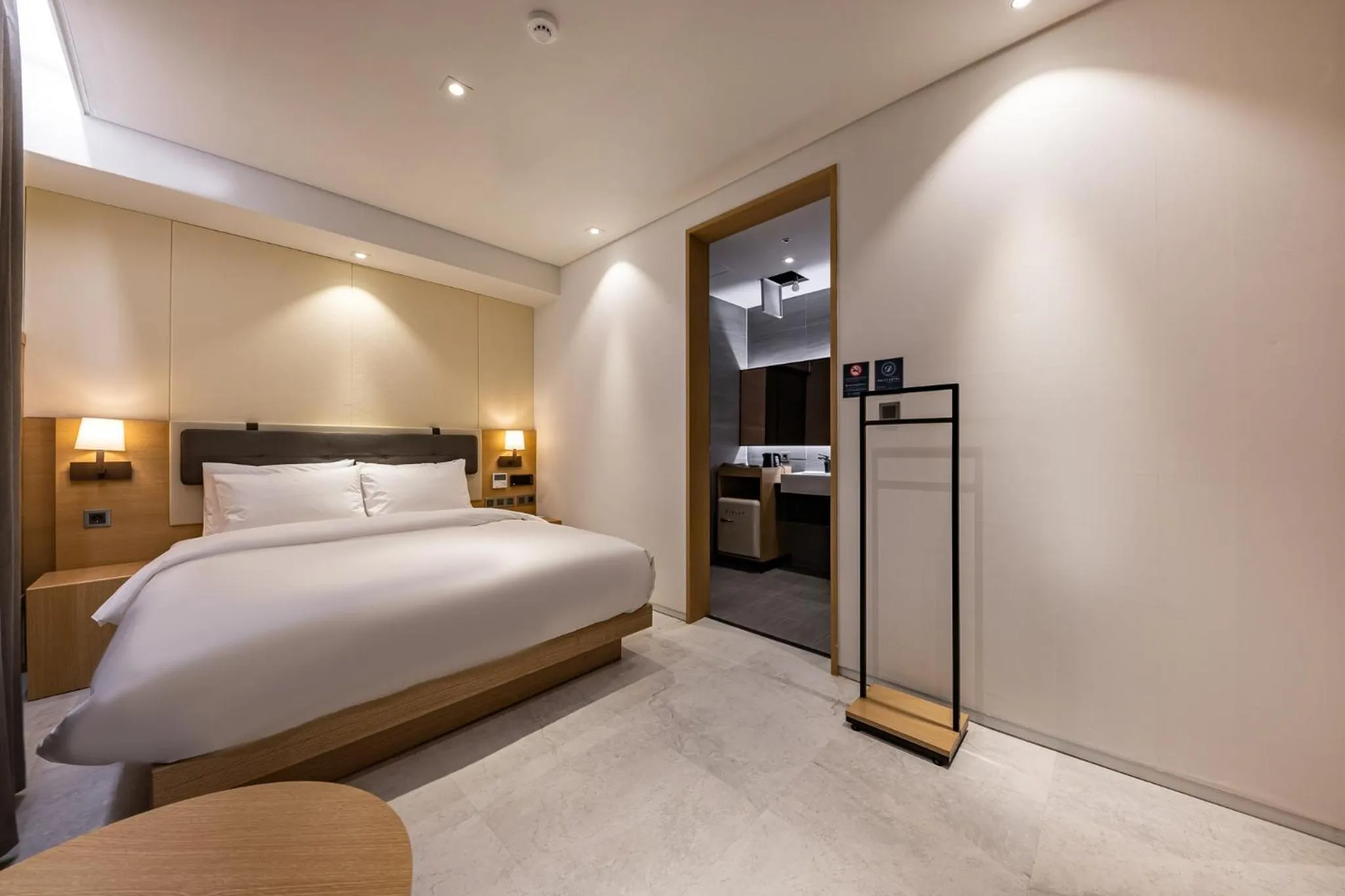 Bed in Masan Daisy Hotel