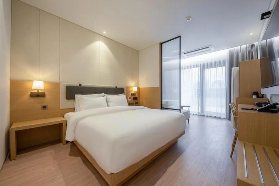 Bed in Masan Daisy Hotel