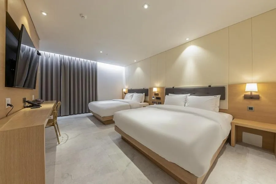 Bed in Masan Daisy Hotel