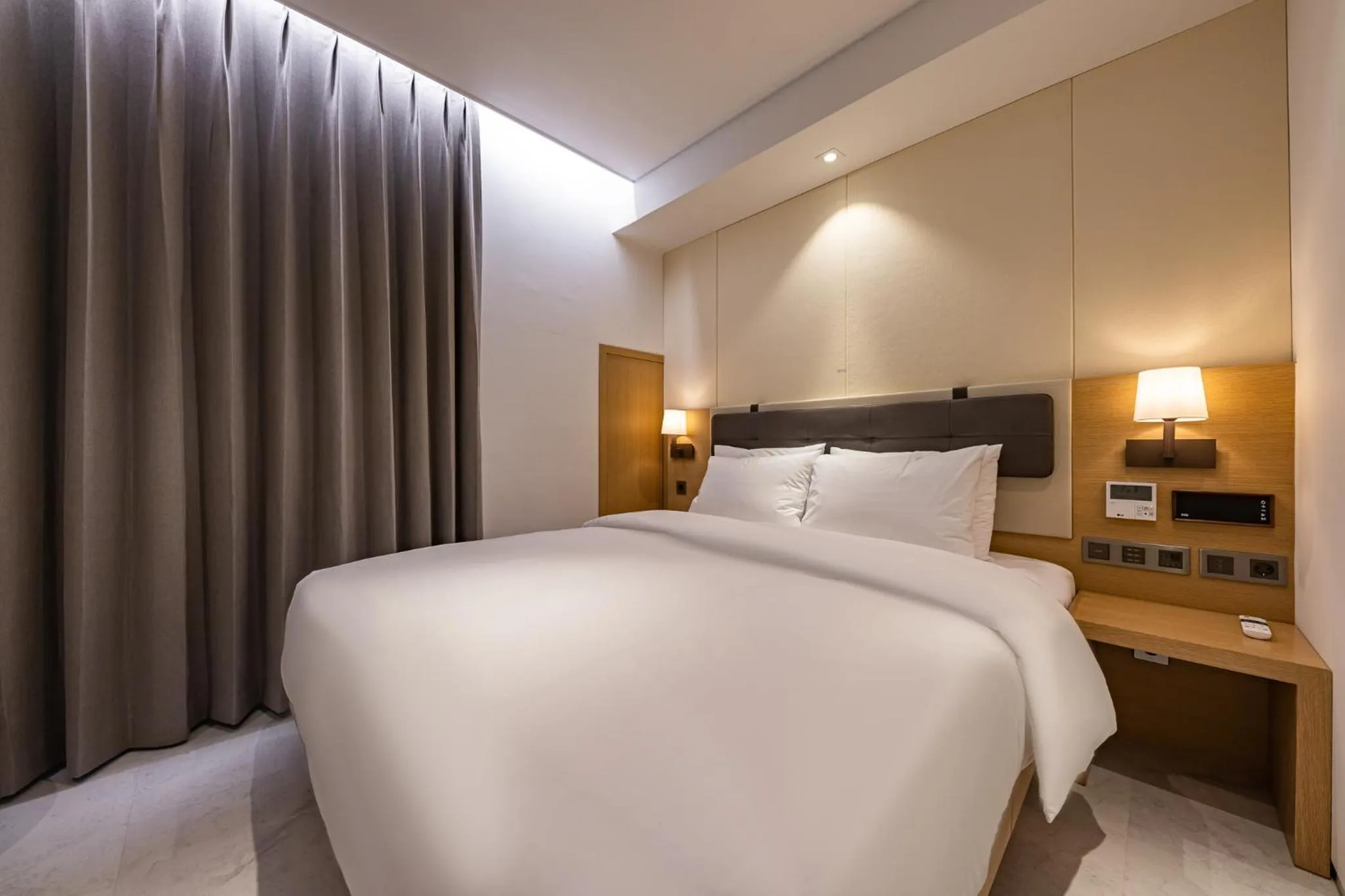 Bed in Masan Daisy Hotel