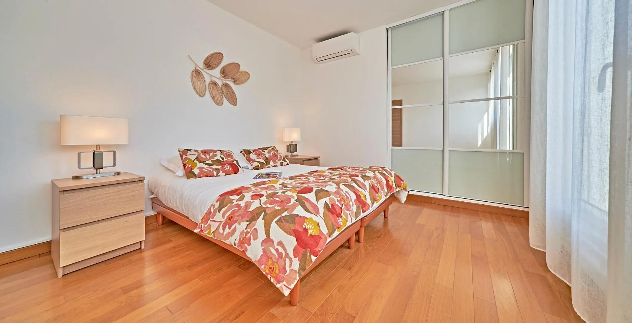 Bed in Saint Antoine-City center St-Tropez-TerraceParking