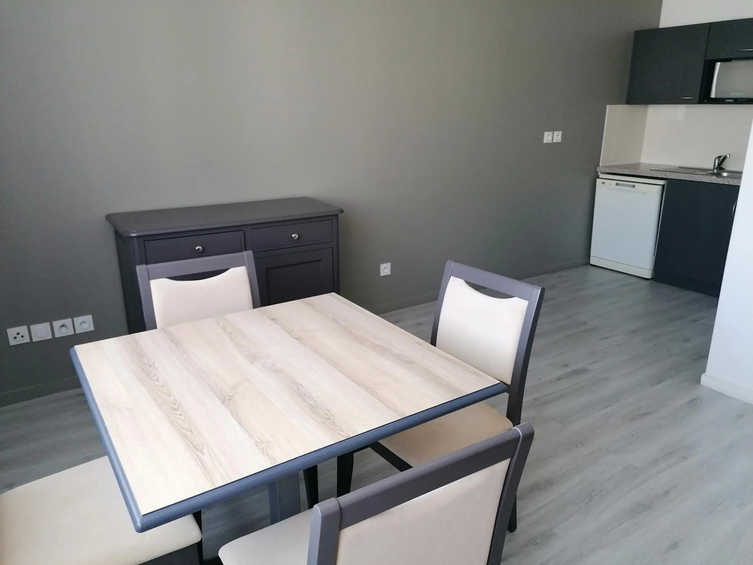 Kitchen or kitchenette in Terres de France - Appart Hôtel Rouen Flaubert