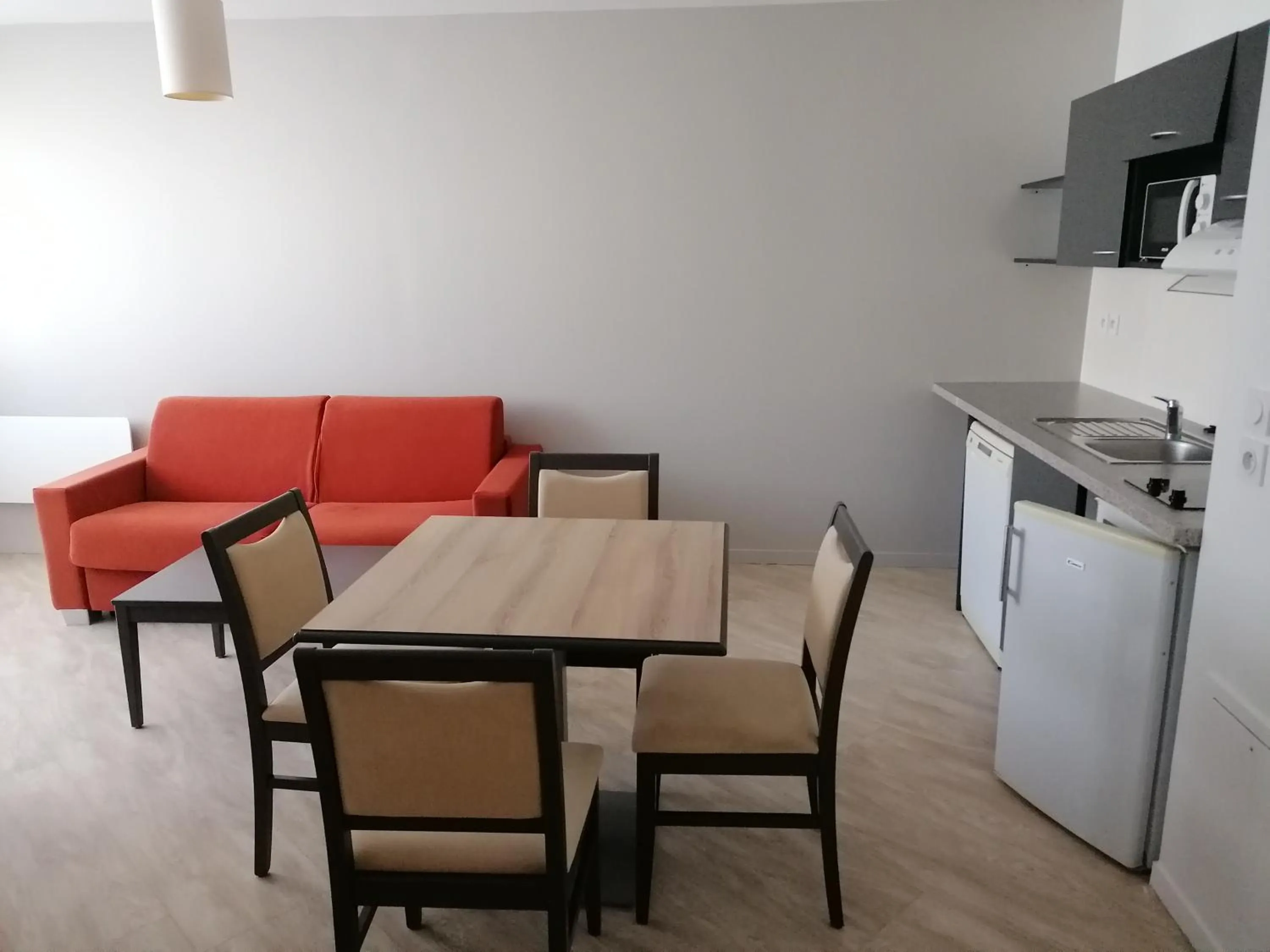 Kitchen or kitchenette in Terres de France - Appart Hôtel Rouen Flaubert