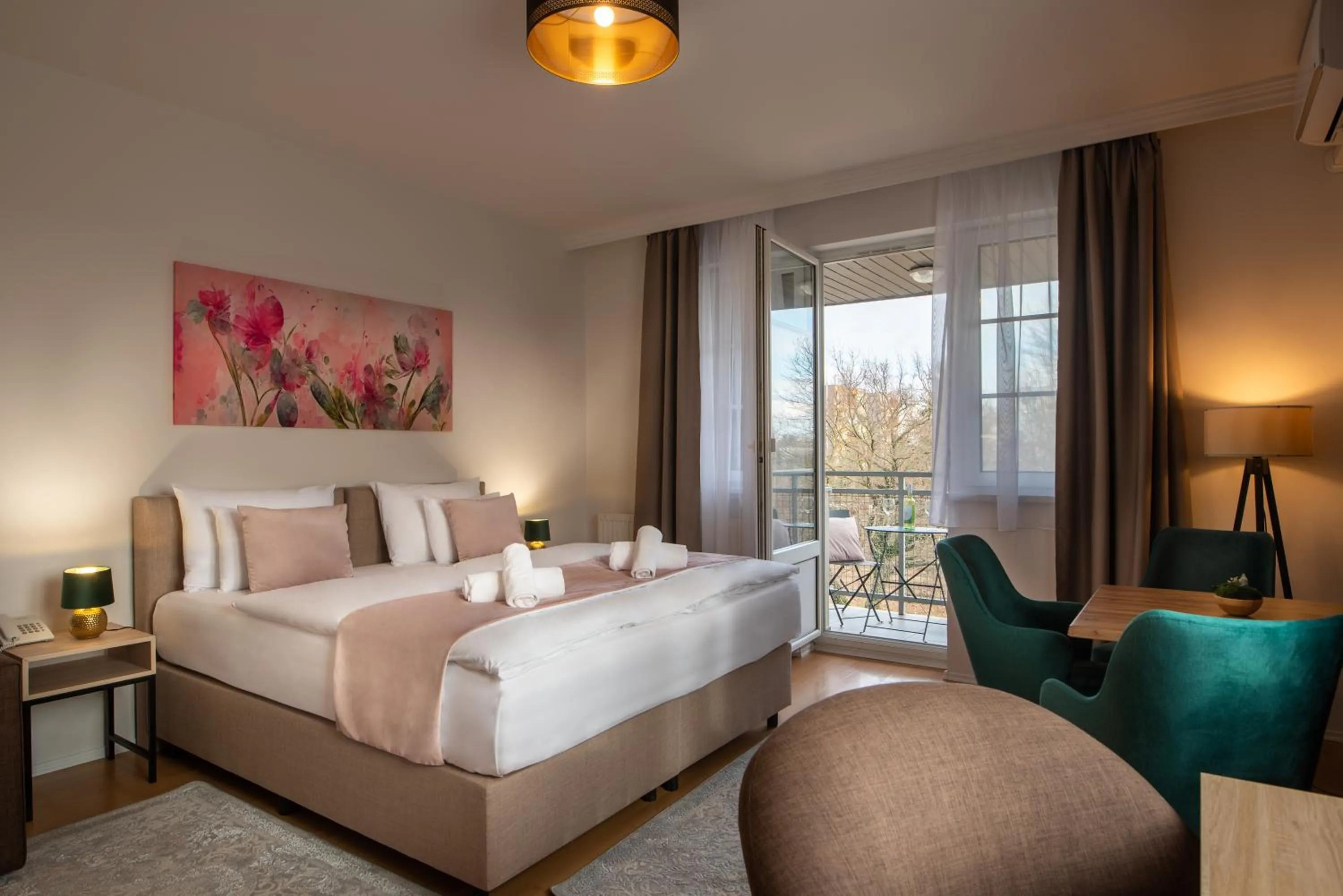 Photo of the whole room, Bed in Holdvirág Hotel