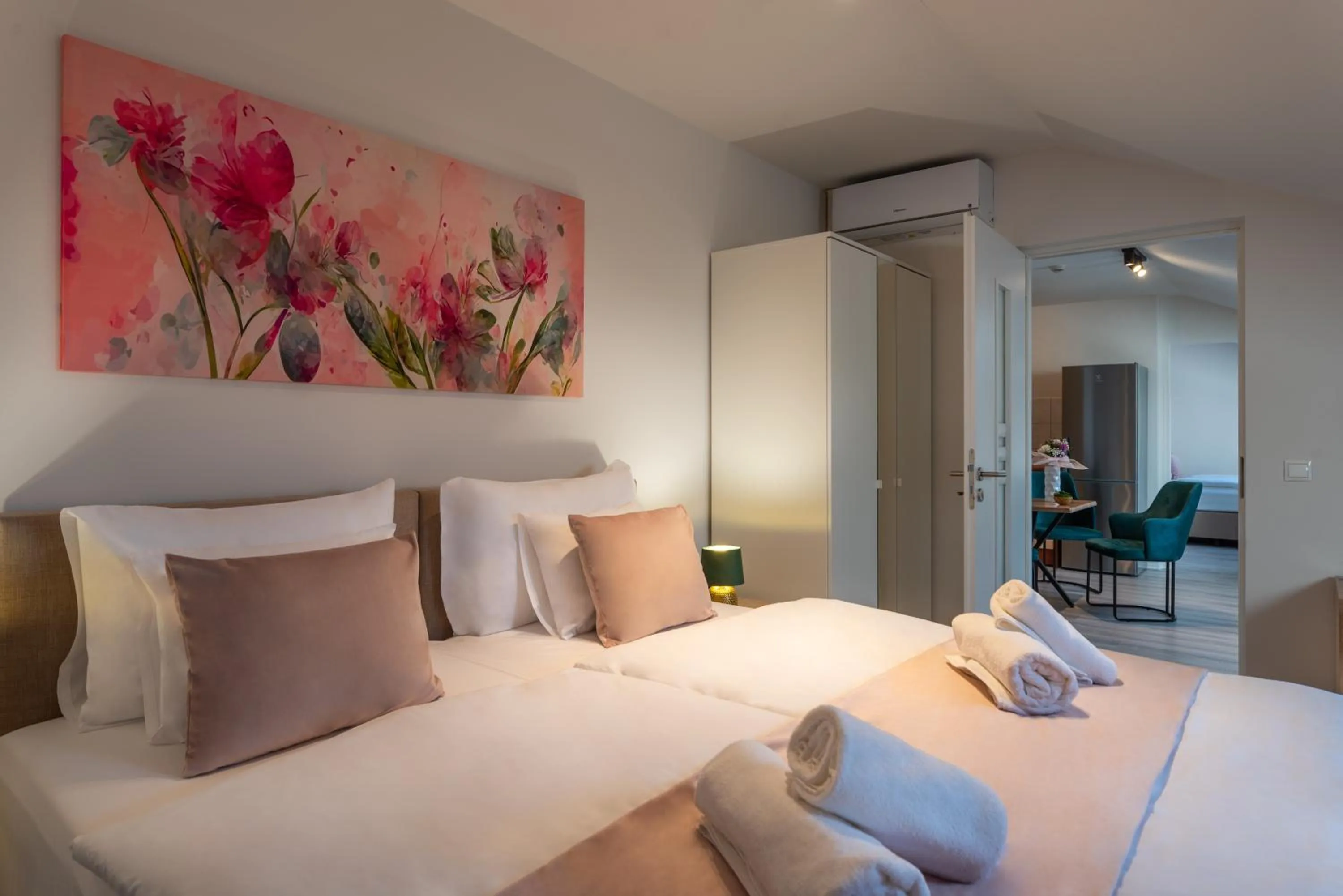 Bedroom, Bed in Holdvirág Hotel