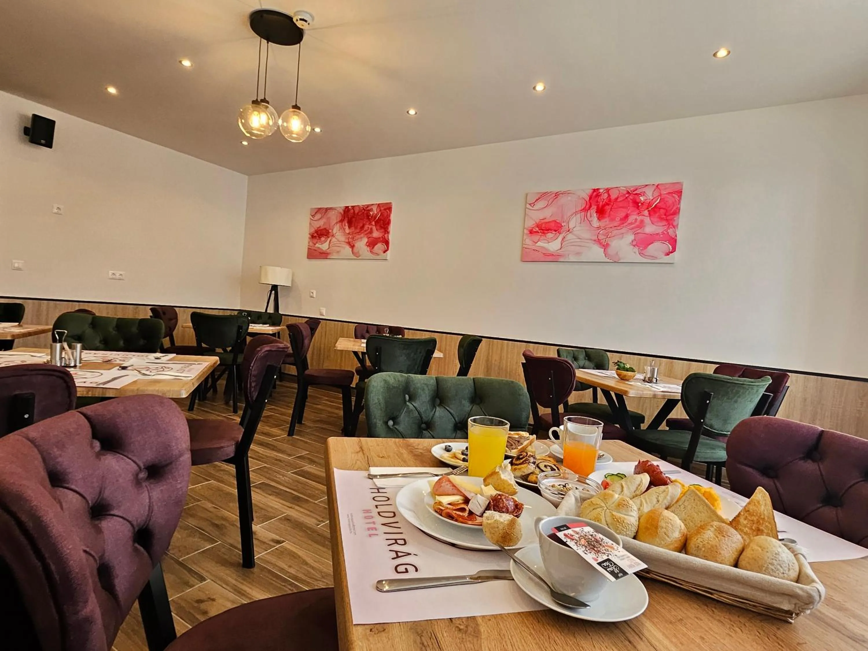 Restaurant/places to eat in Holdvirág Hotel