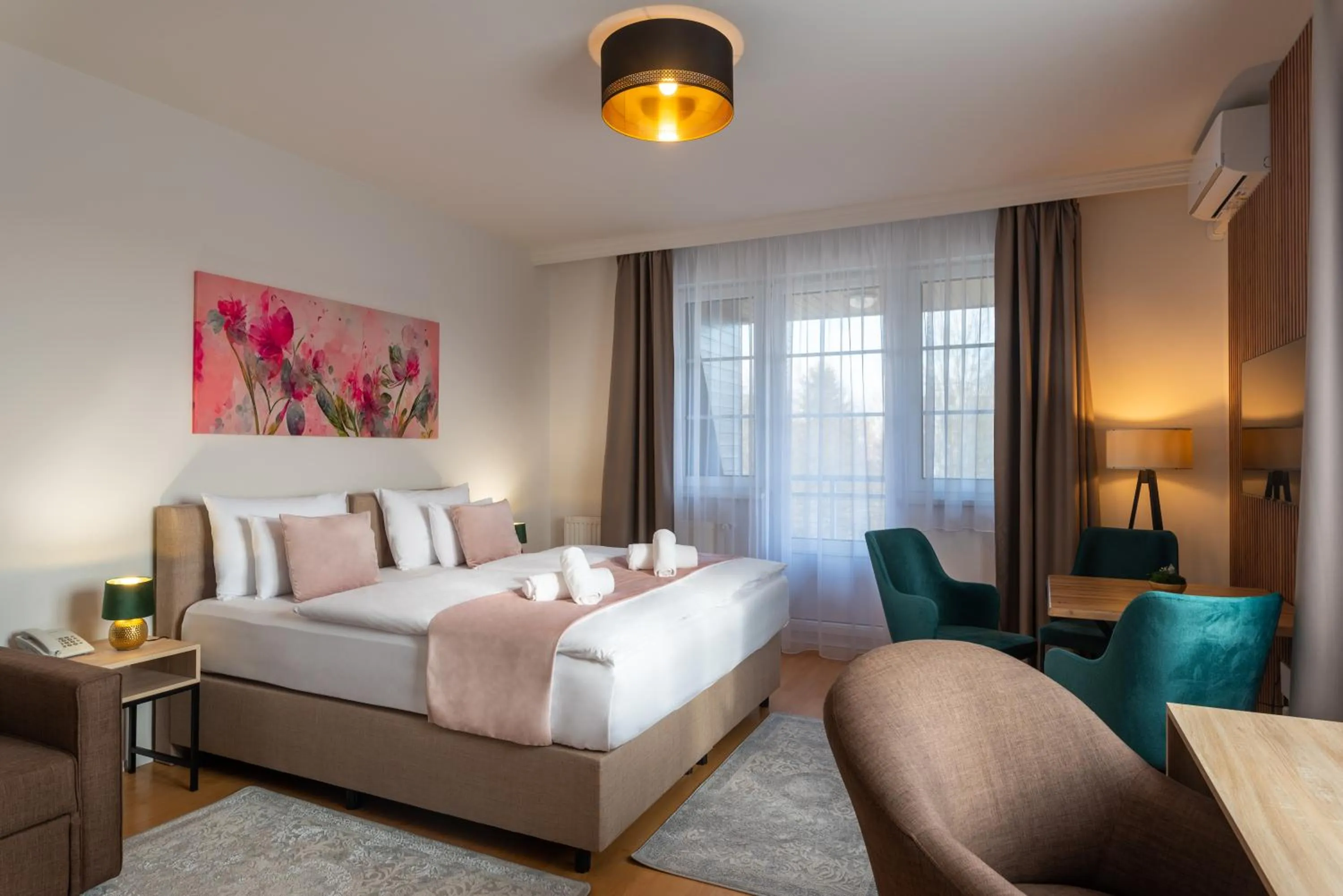 Photo of the whole room, Bed in Holdvirág Hotel