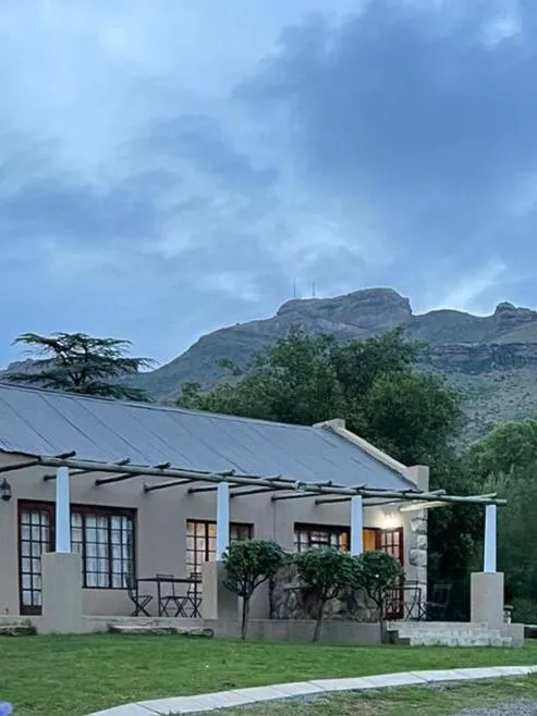 VULTURES LODGE