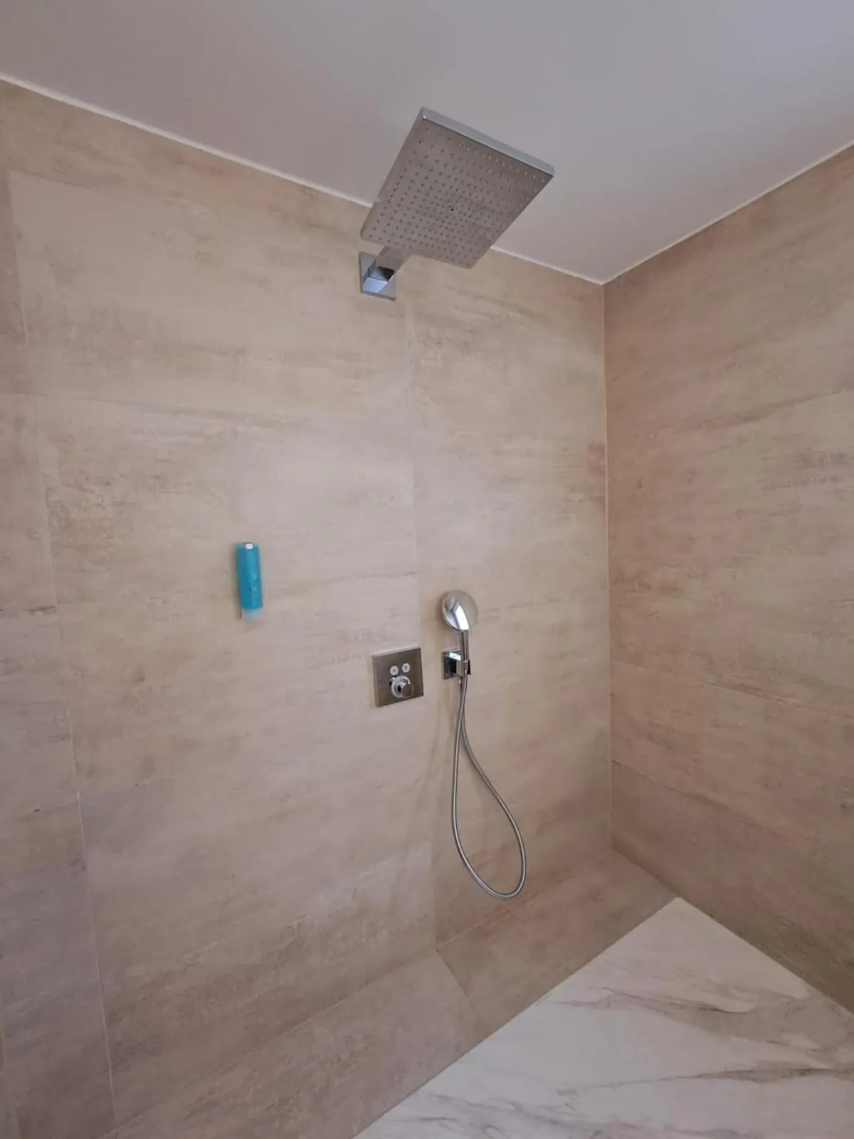 Shower in Hotel Rhin Inn