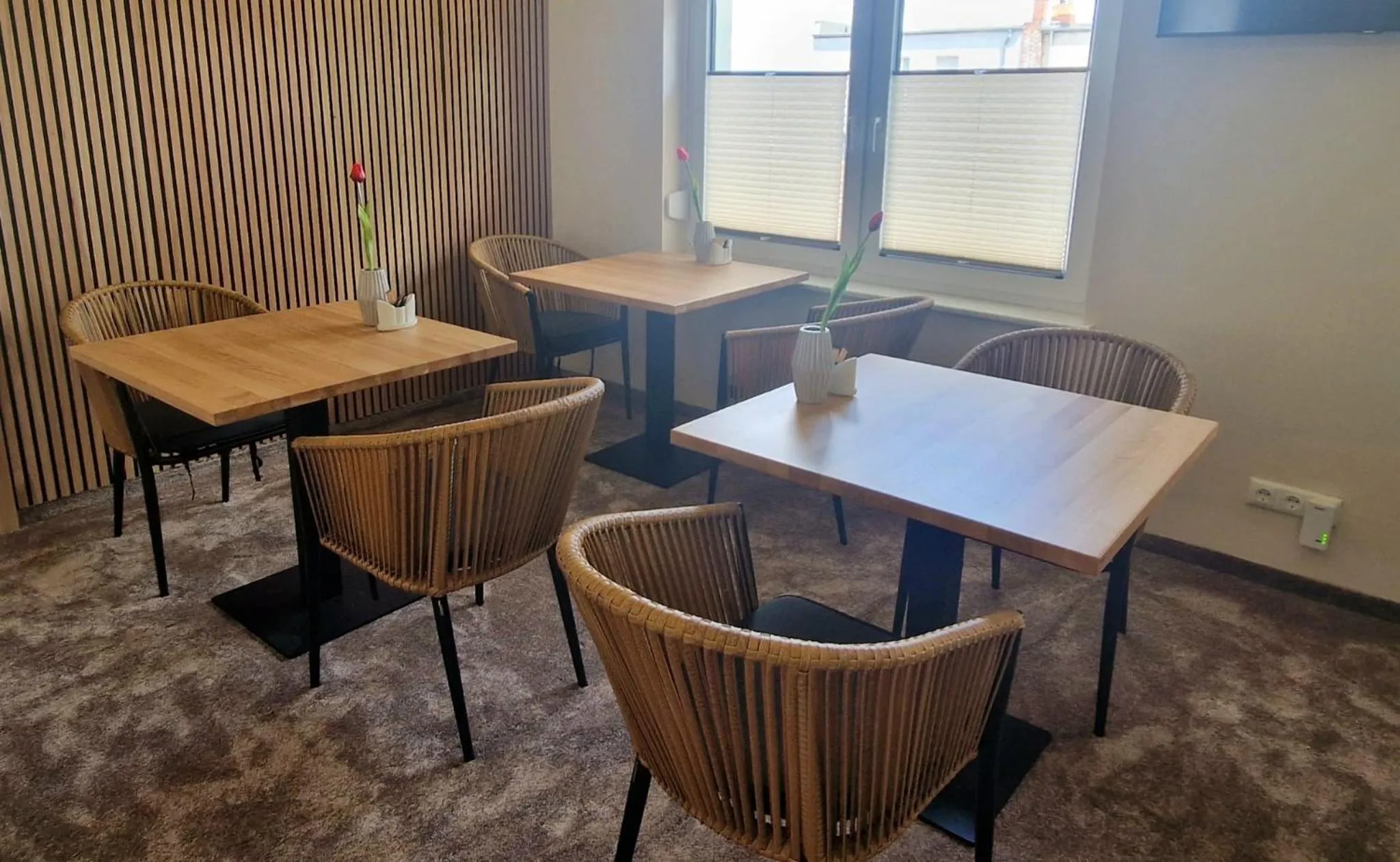 Restaurant/places to eat in Hotel Rhin Inn