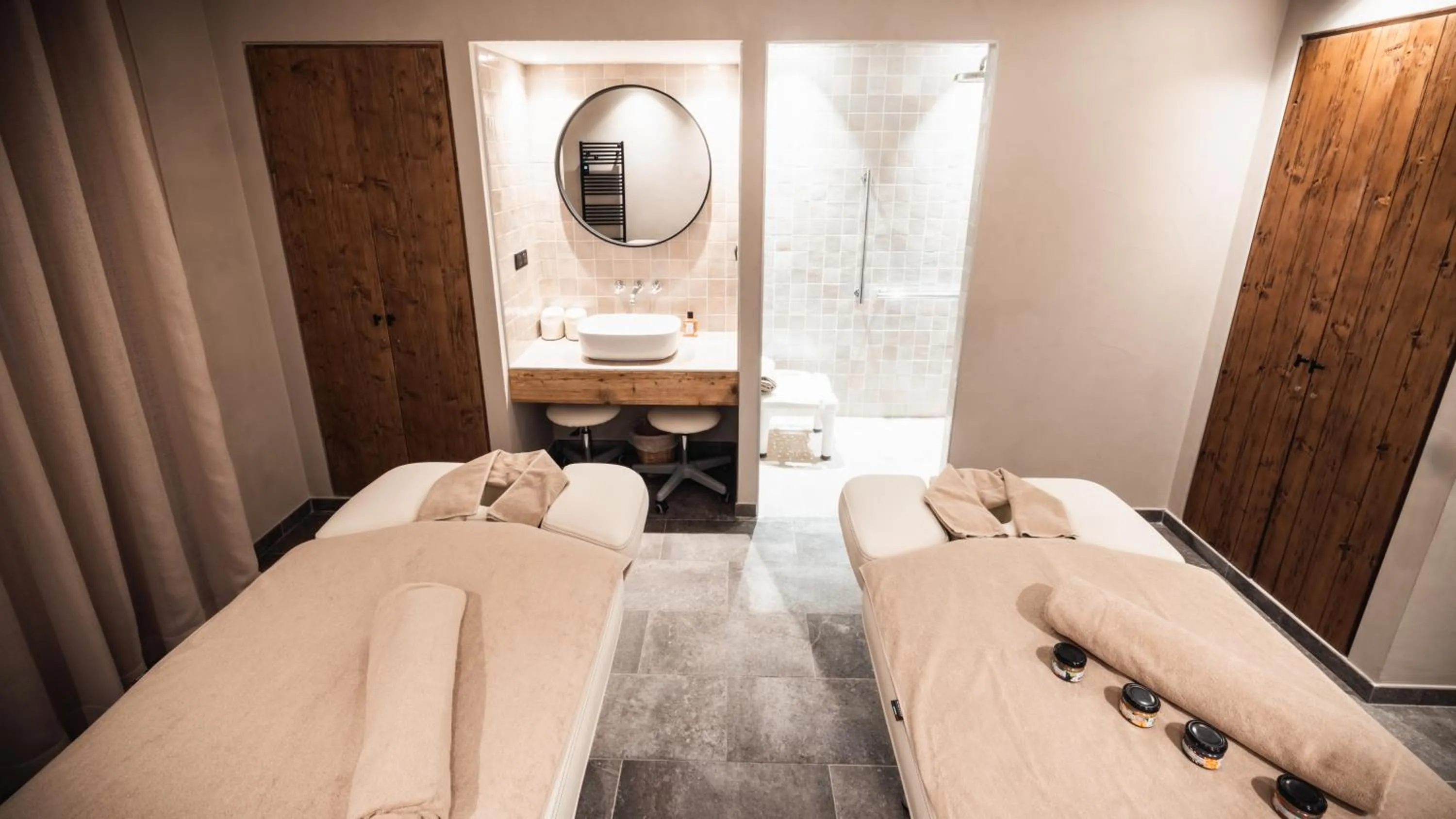 Massage, Bed in Hôtel de la Roche