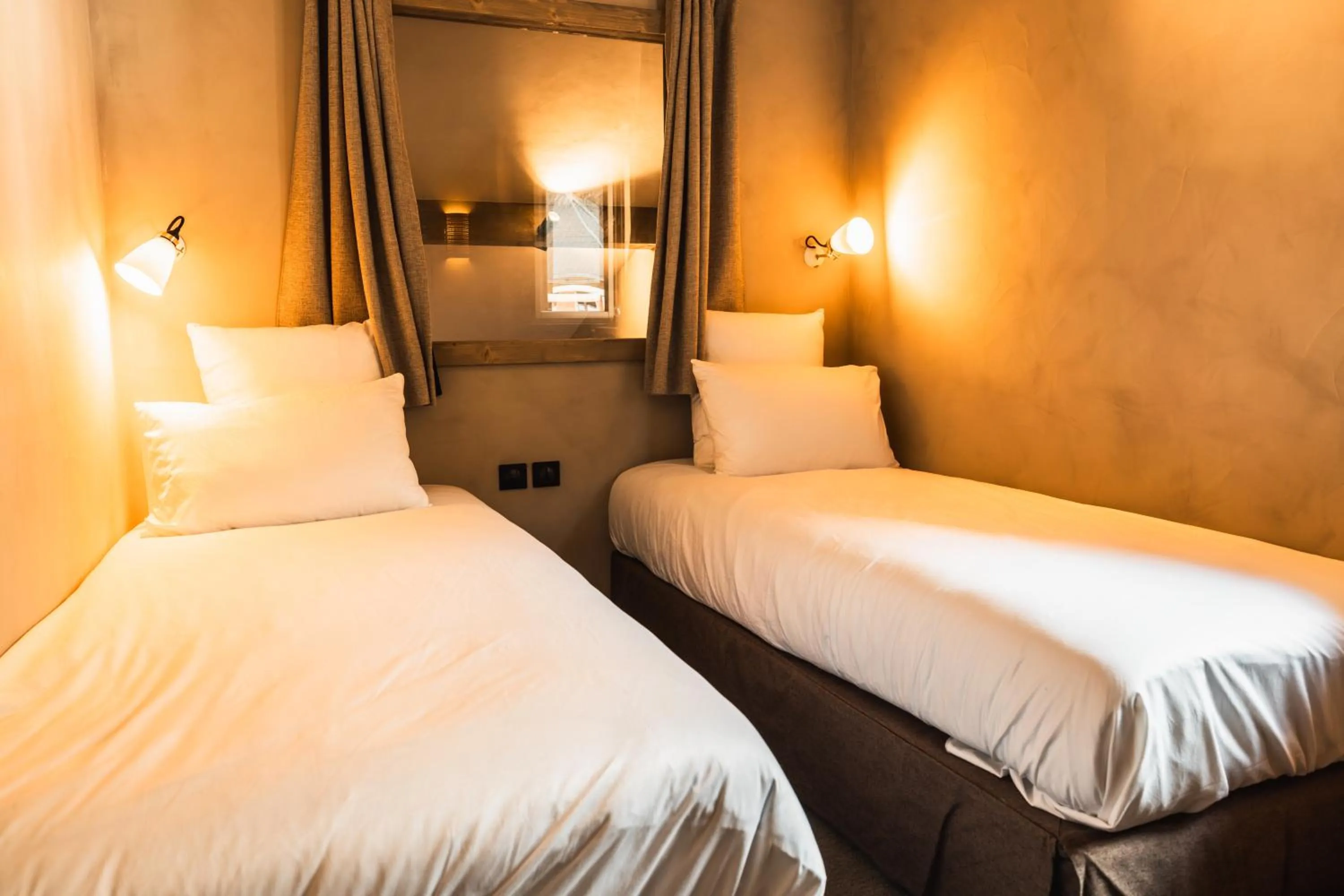 Bedroom, Bed in Hôtel de la Roche