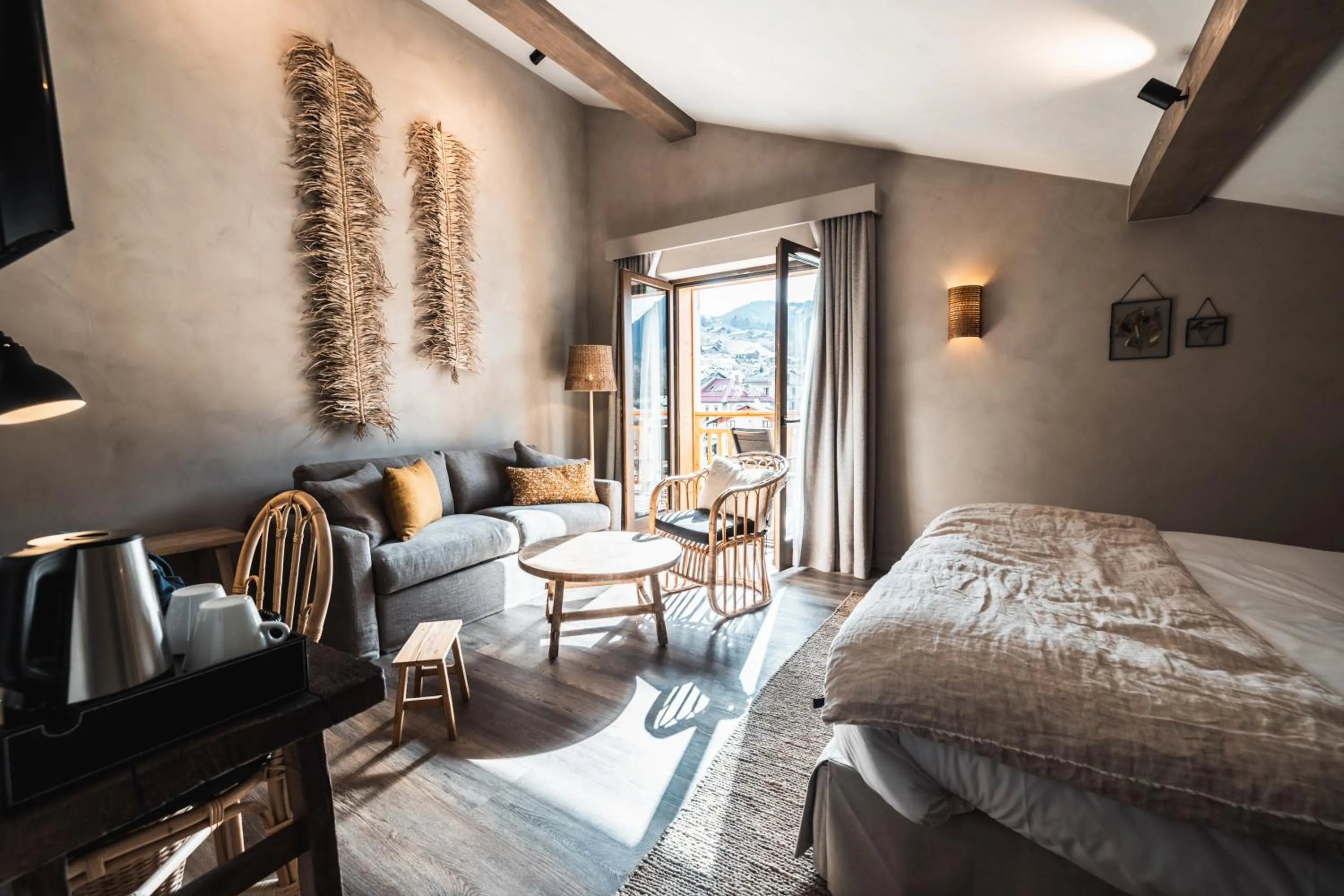 Living room, Bed in Hôtel de la Roche