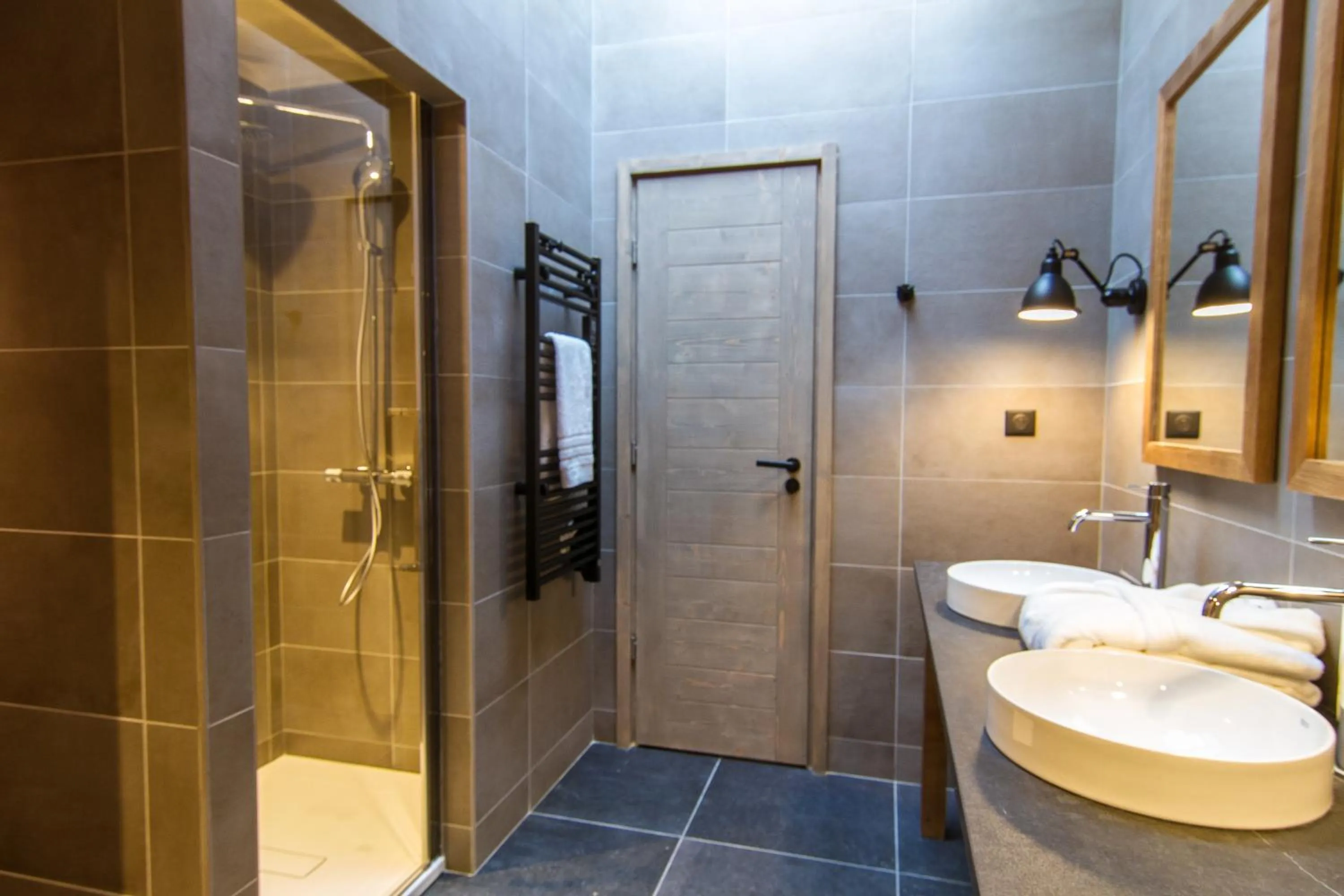 Shower in Hôtel de la Roche