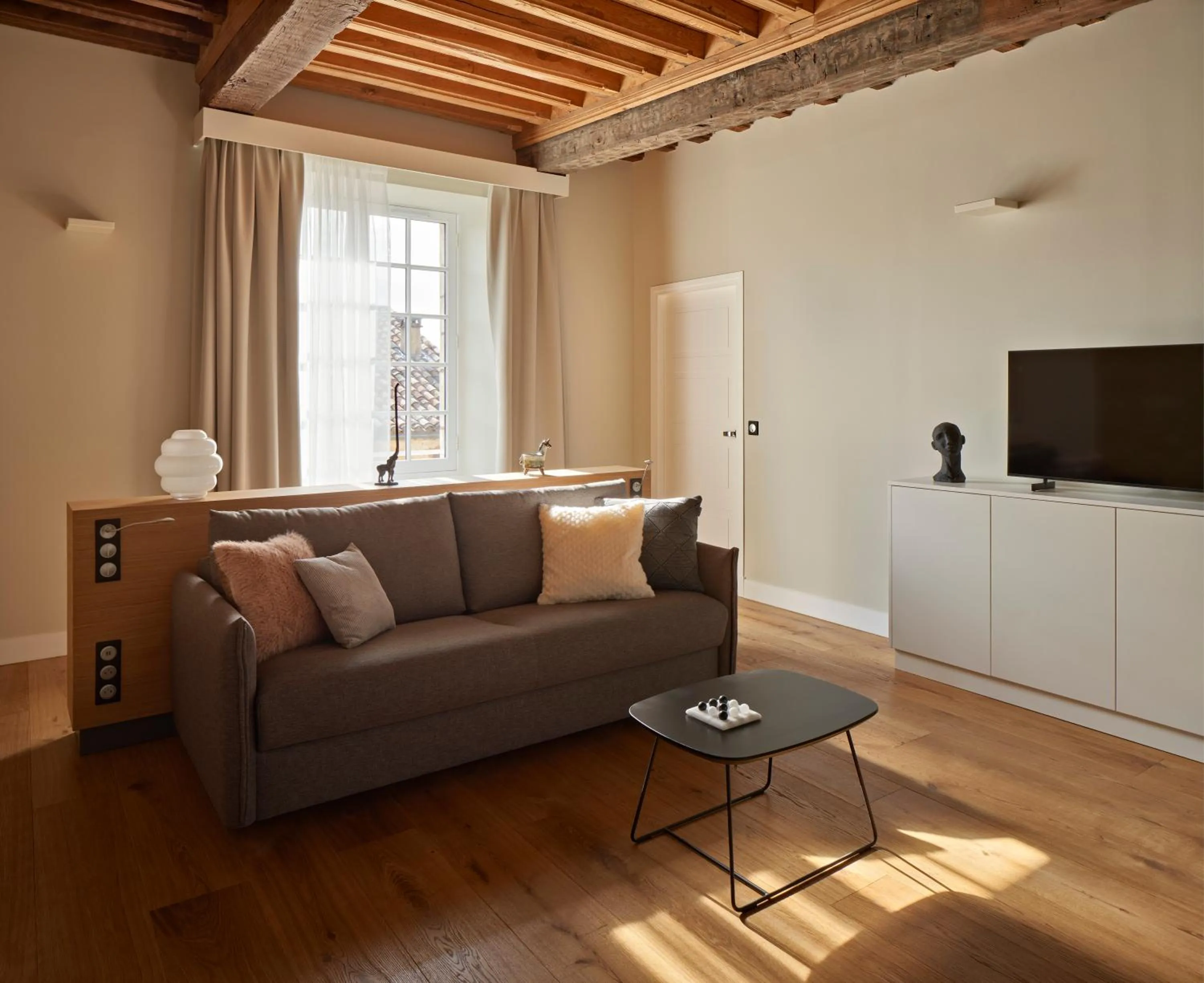 TV and multimedia in Hotel Le Chevalier Bleu