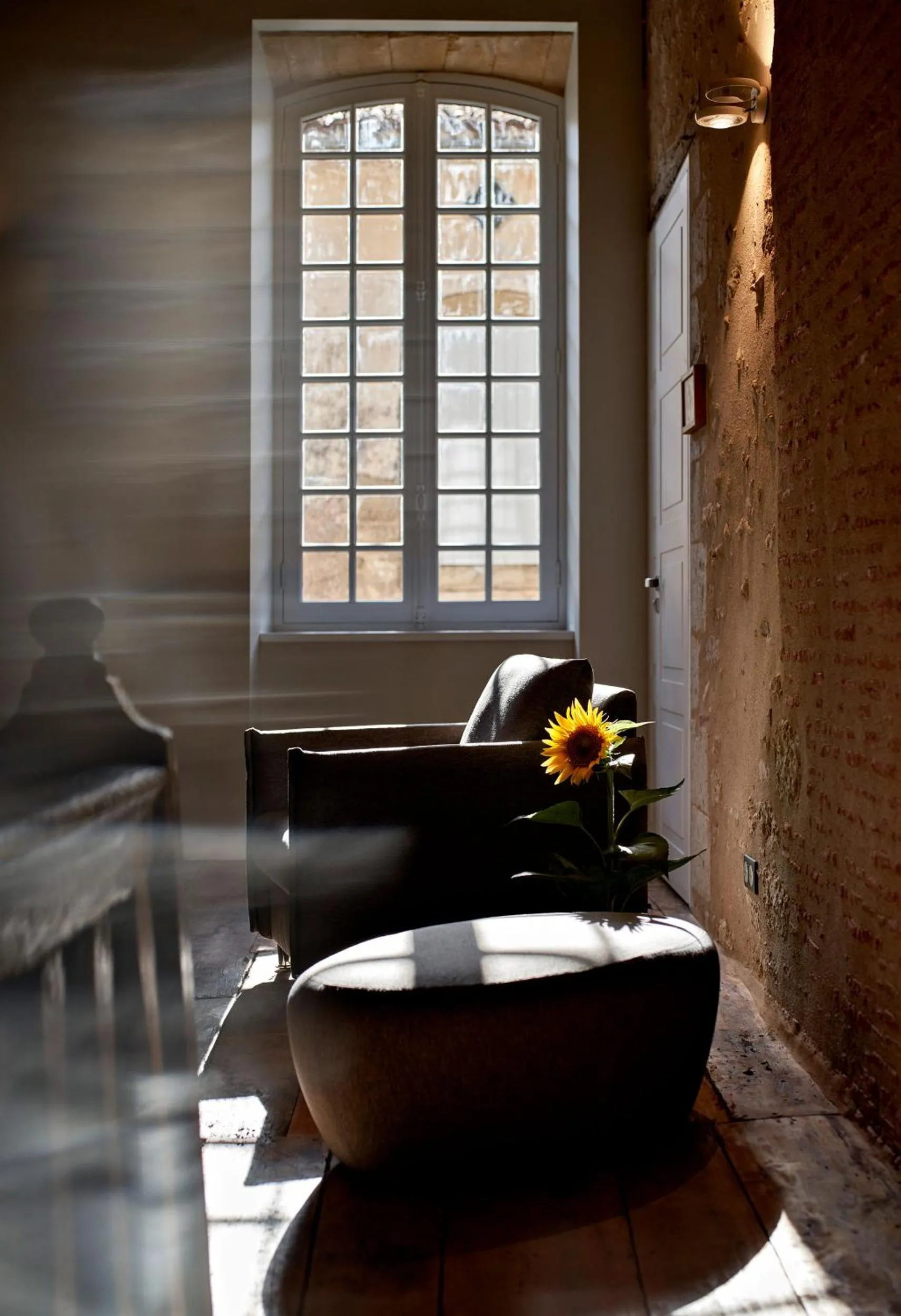 Property building in Hotel Le Chevalier Bleu