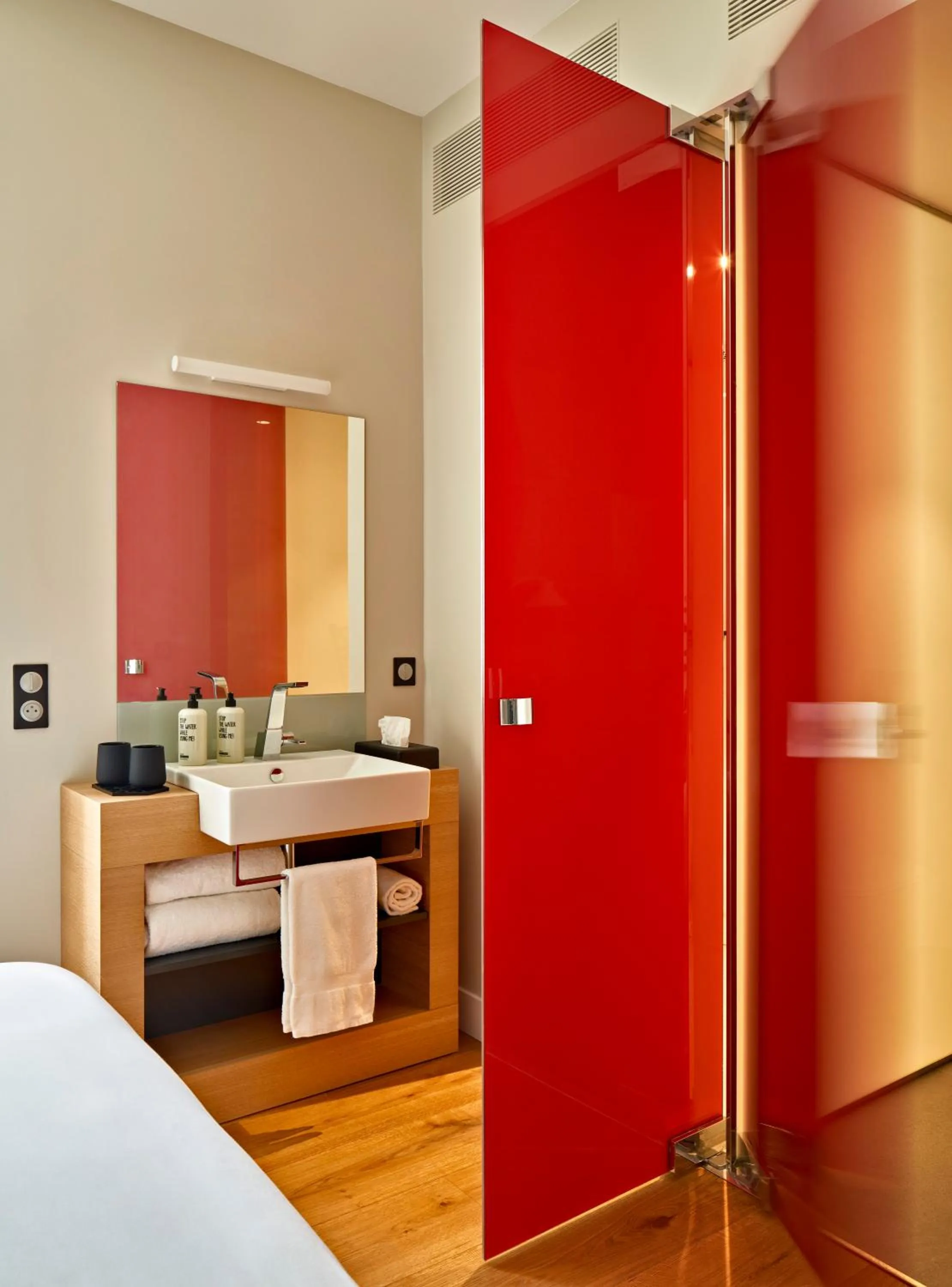 Photo of the whole room, Bed in Hotel Le Chevalier Bleu