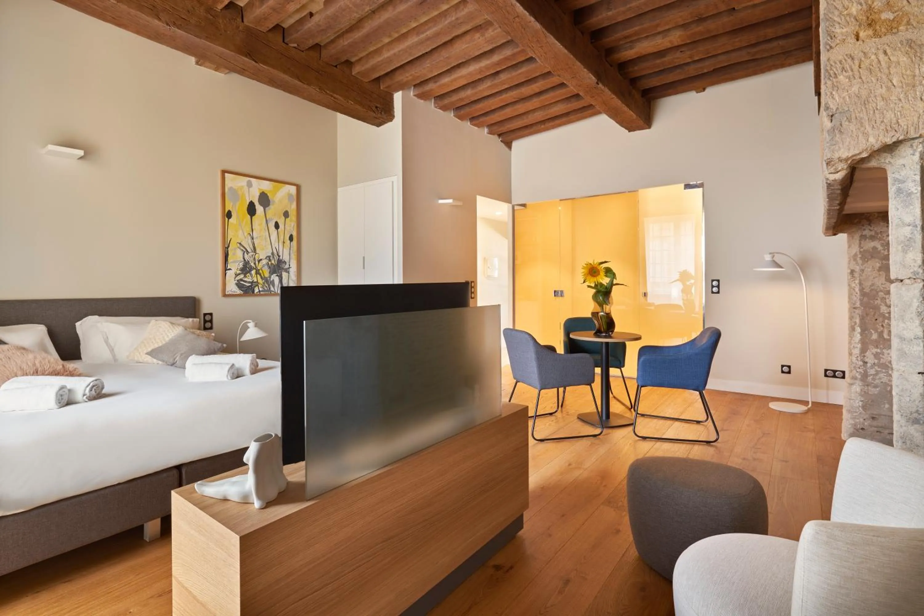 TV and multimedia, Bed in Hotel Le Chevalier Bleu