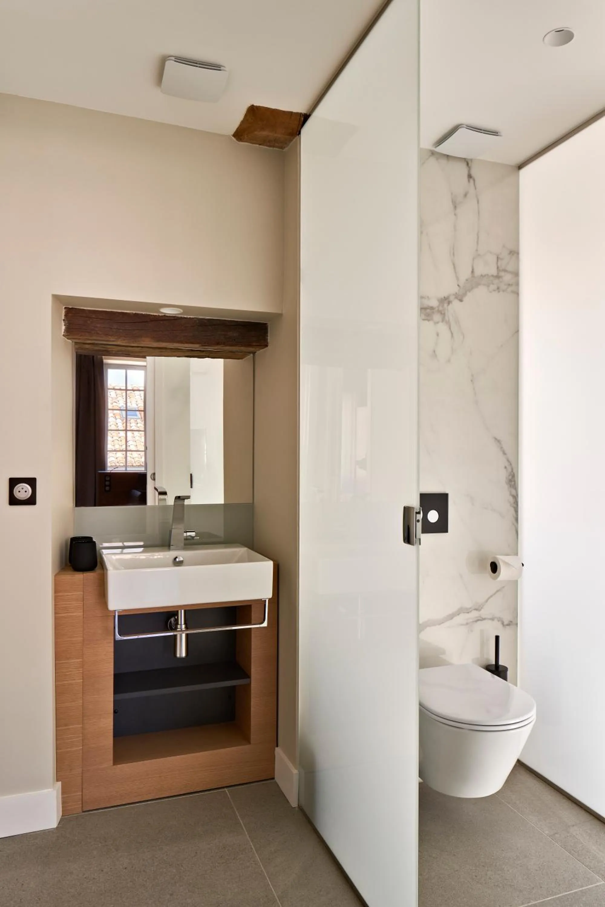 Toilet in Hotel Le Chevalier Bleu