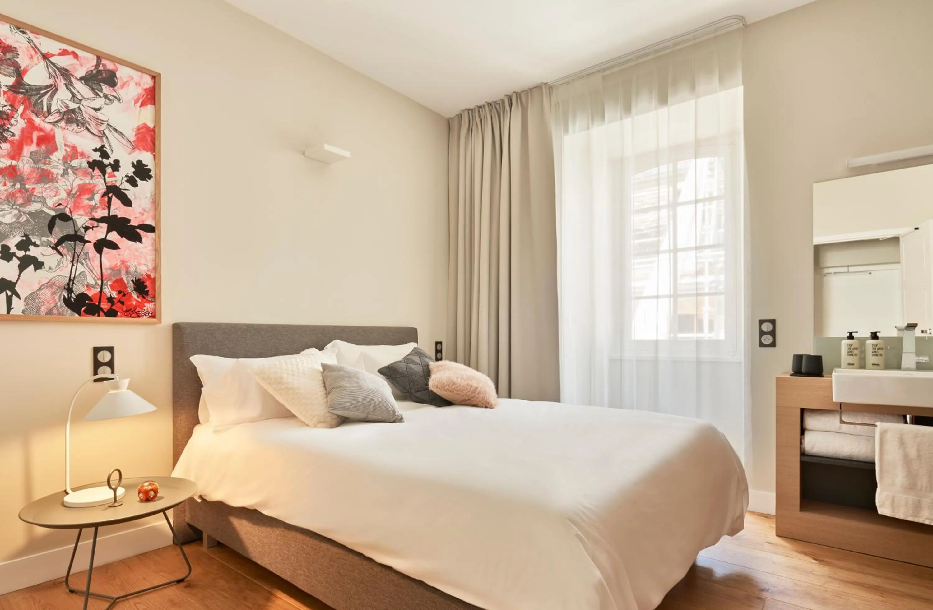 Photo of the whole room, Bed in Hotel Le Chevalier Bleu