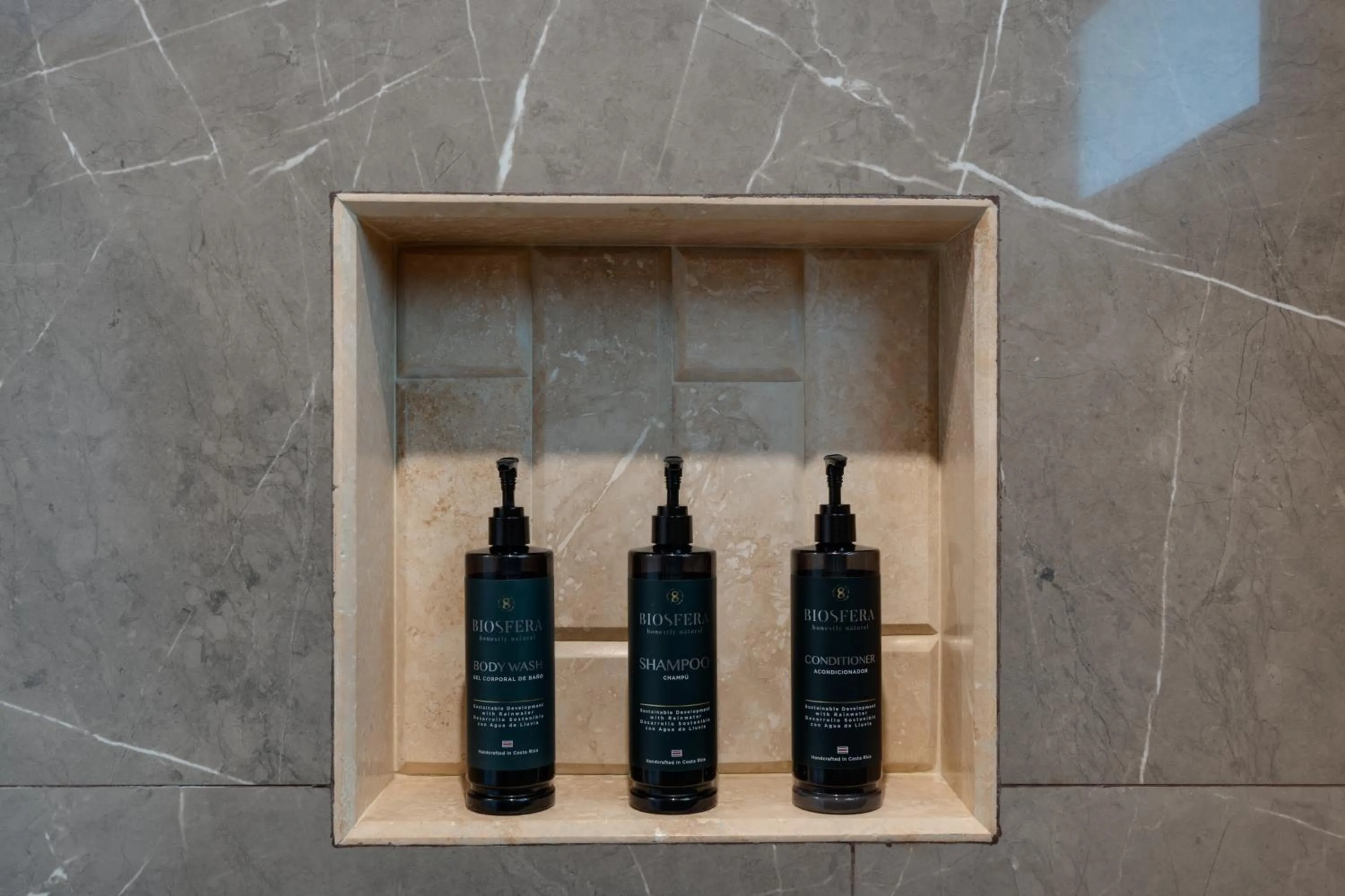 Bathroom in Suwa Villa Arenal