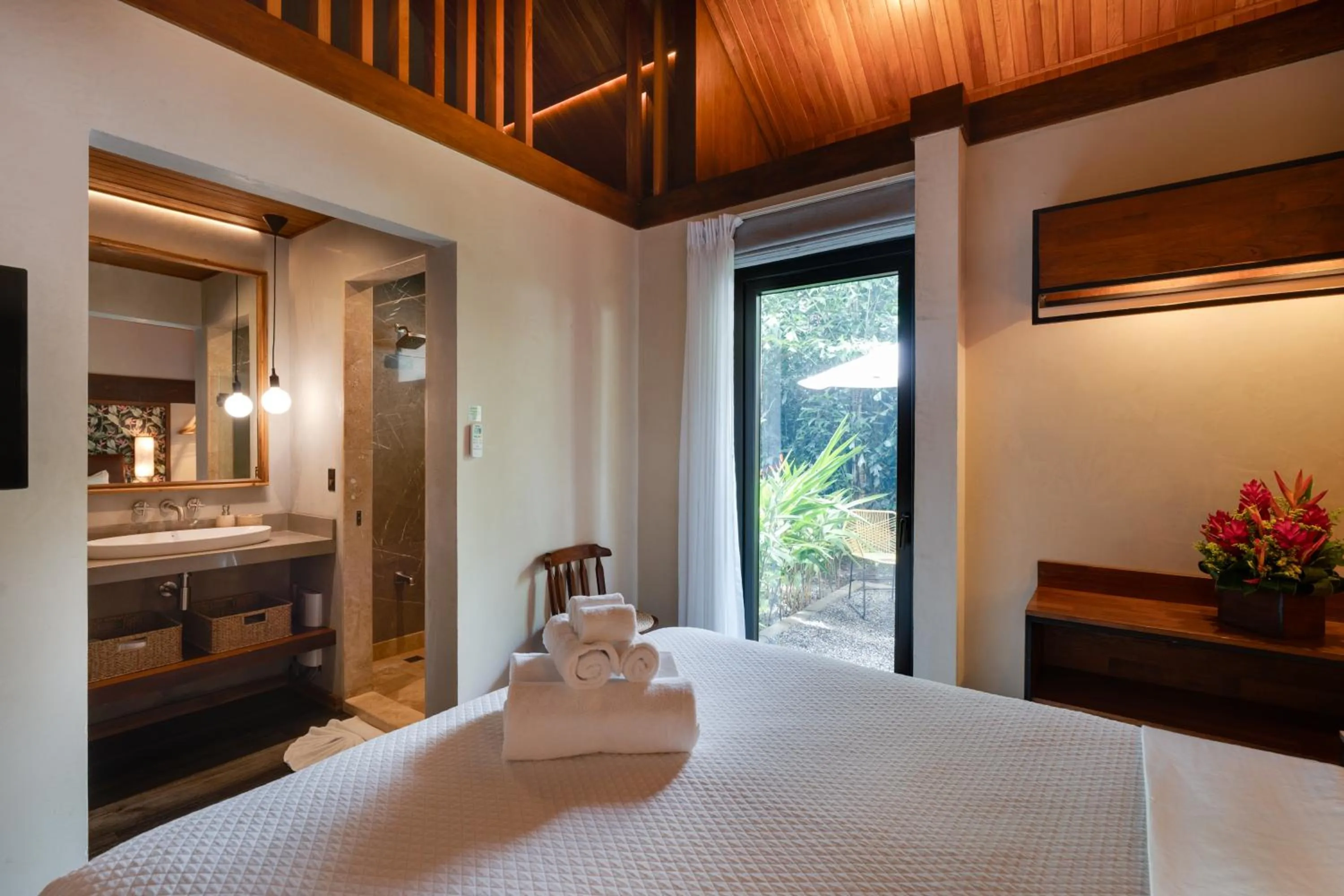 Bedroom, Bed in Suwa Villa Arenal