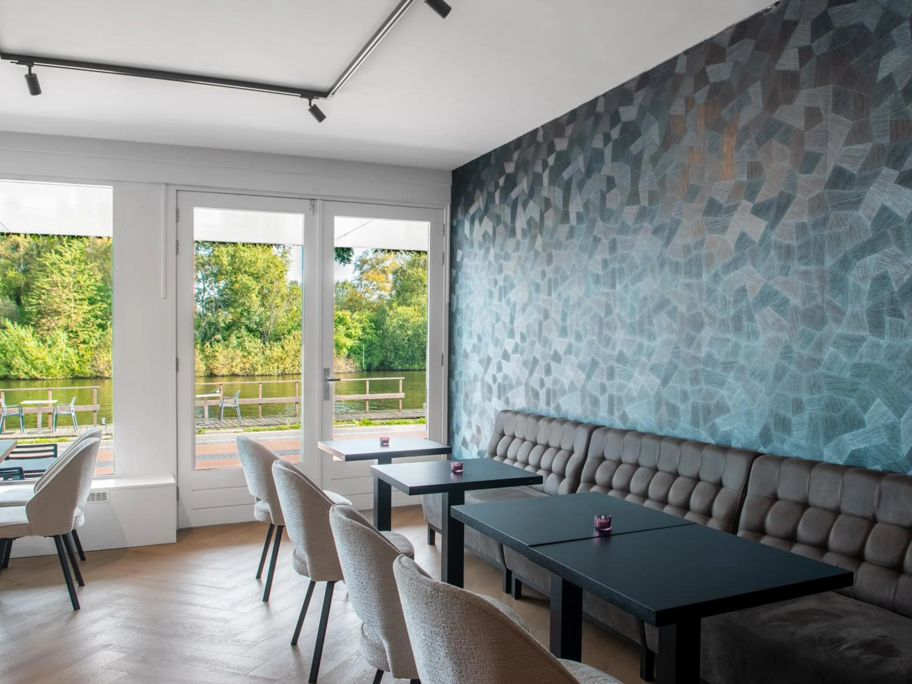 Lounge or bar in Amsterdam Lake Hotel