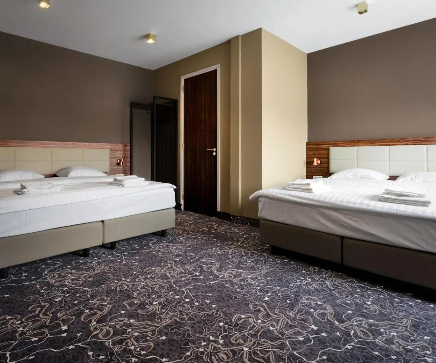 Photo of the whole room, Bed in Amsterdam Lake Hotel