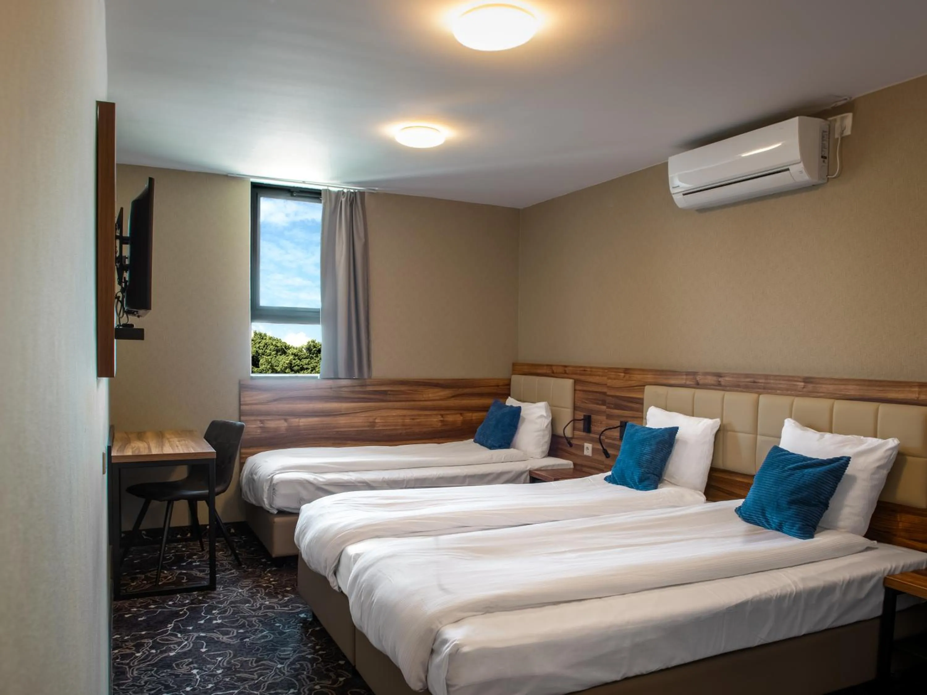 Photo of the whole room, Bed in Amsterdam Lake Hotel