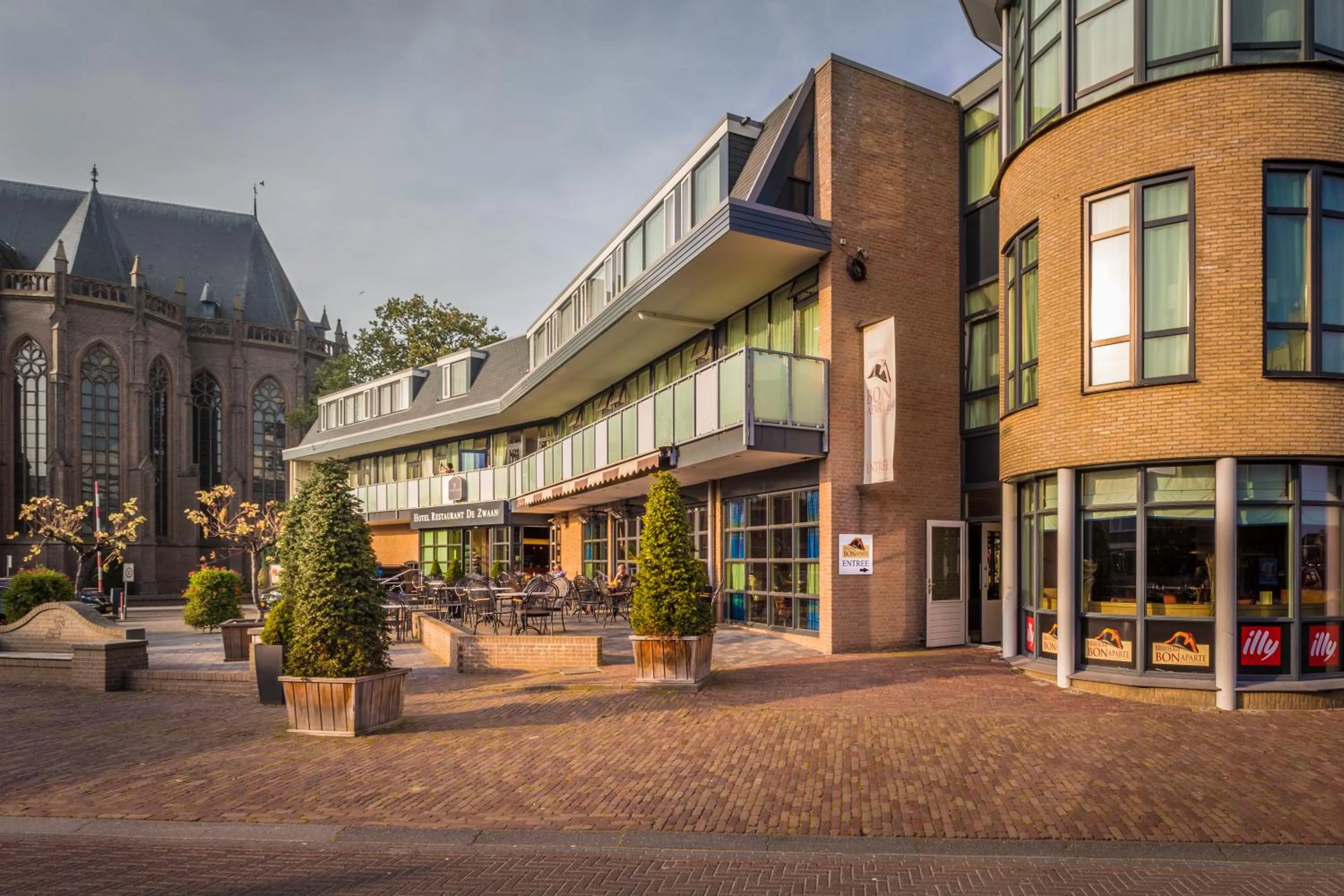 Property building in Hotel Restaurant De Zwaan