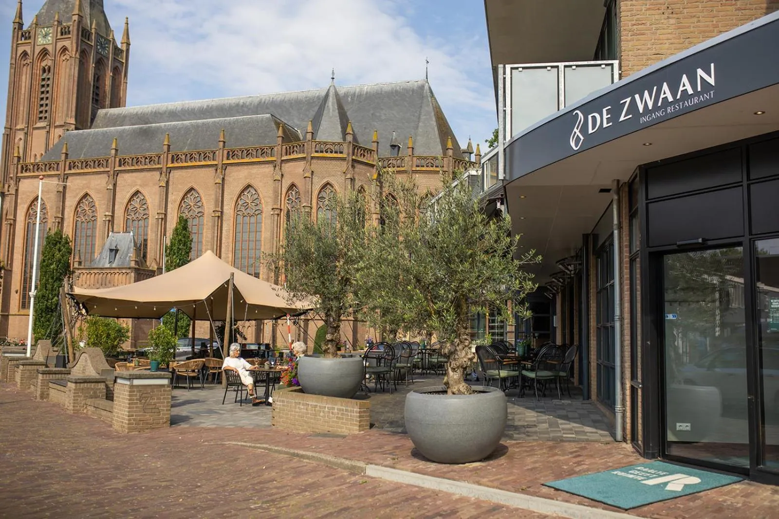 Property building in Hotel Restaurant De Zwaan