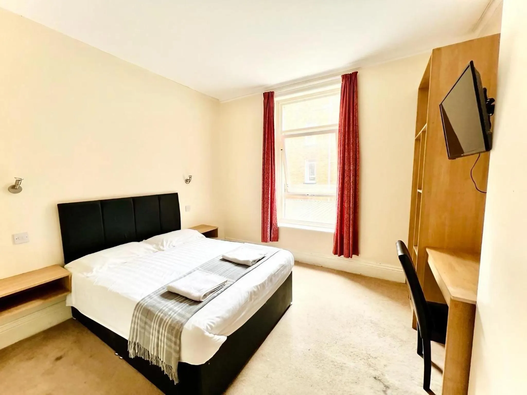 Bedroom, Bed in Green Gables Hotel