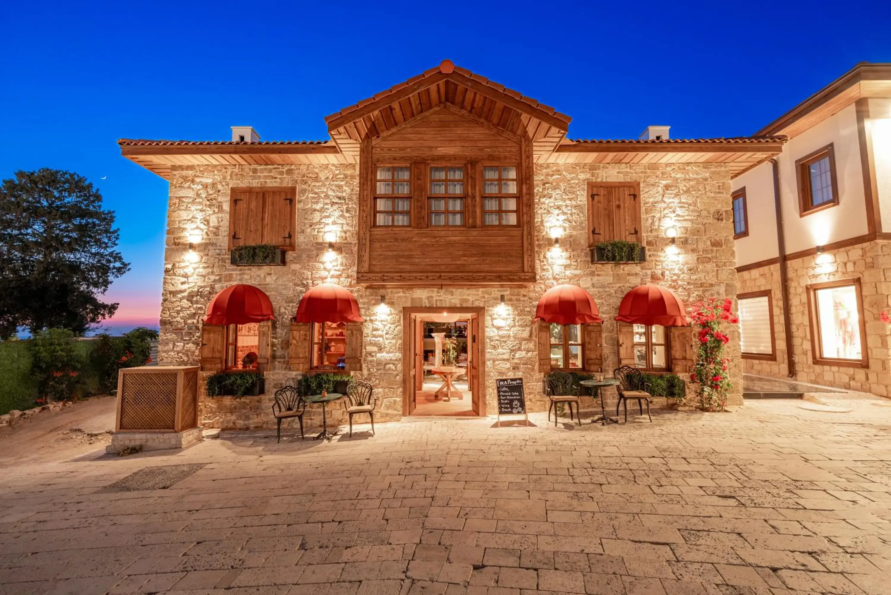 Property building in 6 ROOMS BY AZUMARE Property building in 6 ROOMS BY AZUMARE