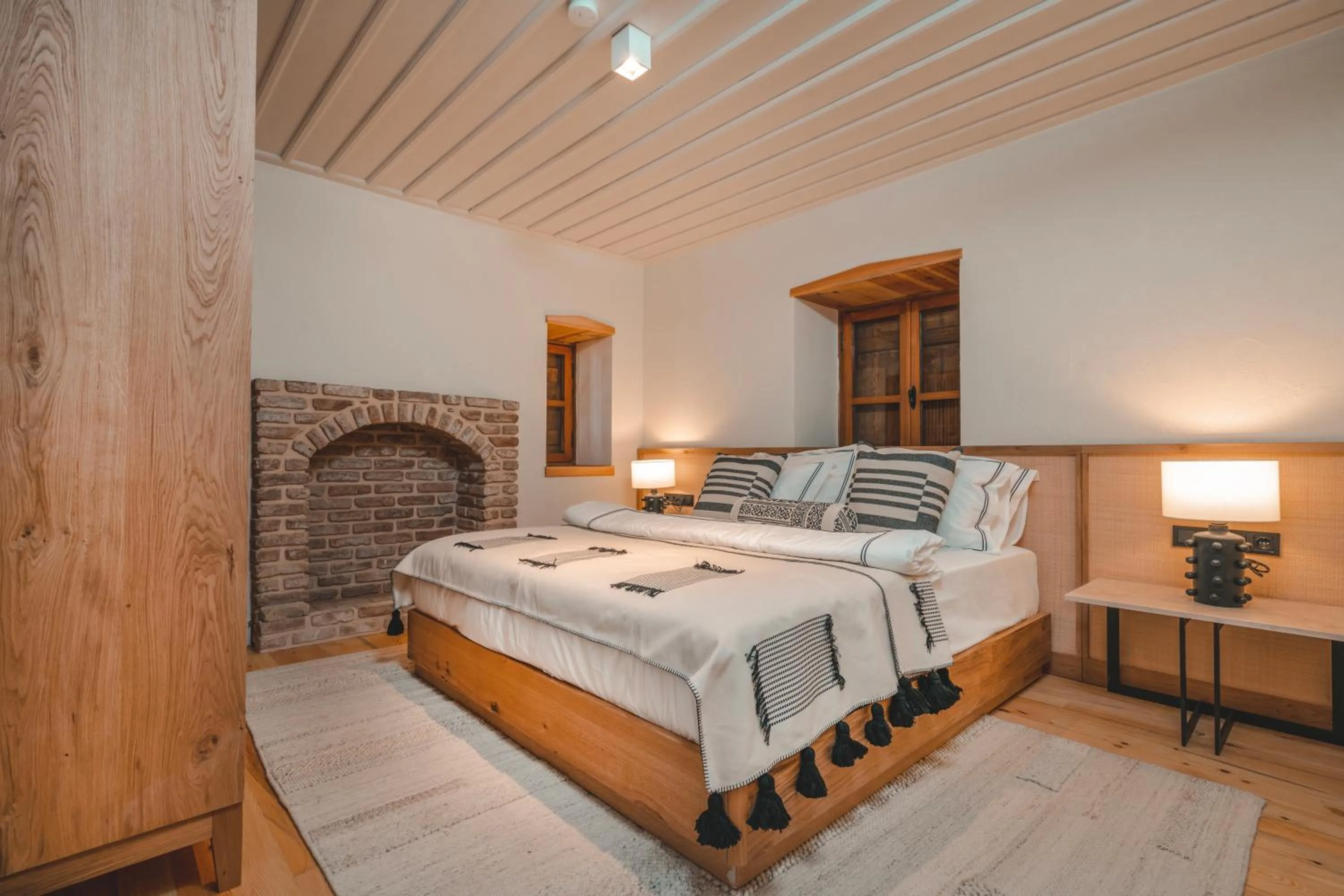 Massage, Bed in 6 ROOMS BY AZUMARE