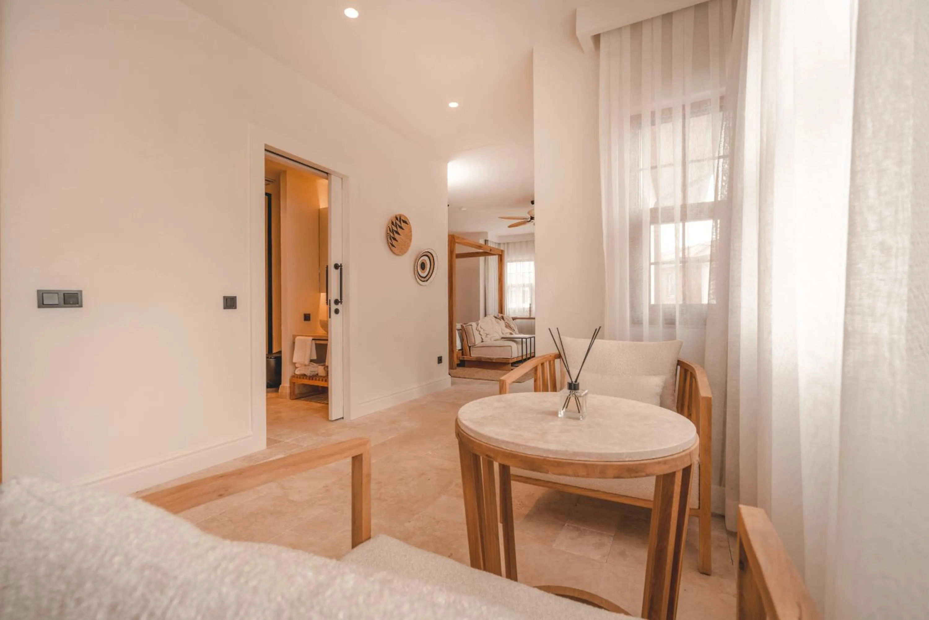 Seating area, Bed in 6 ROOMS BY AZUMARE