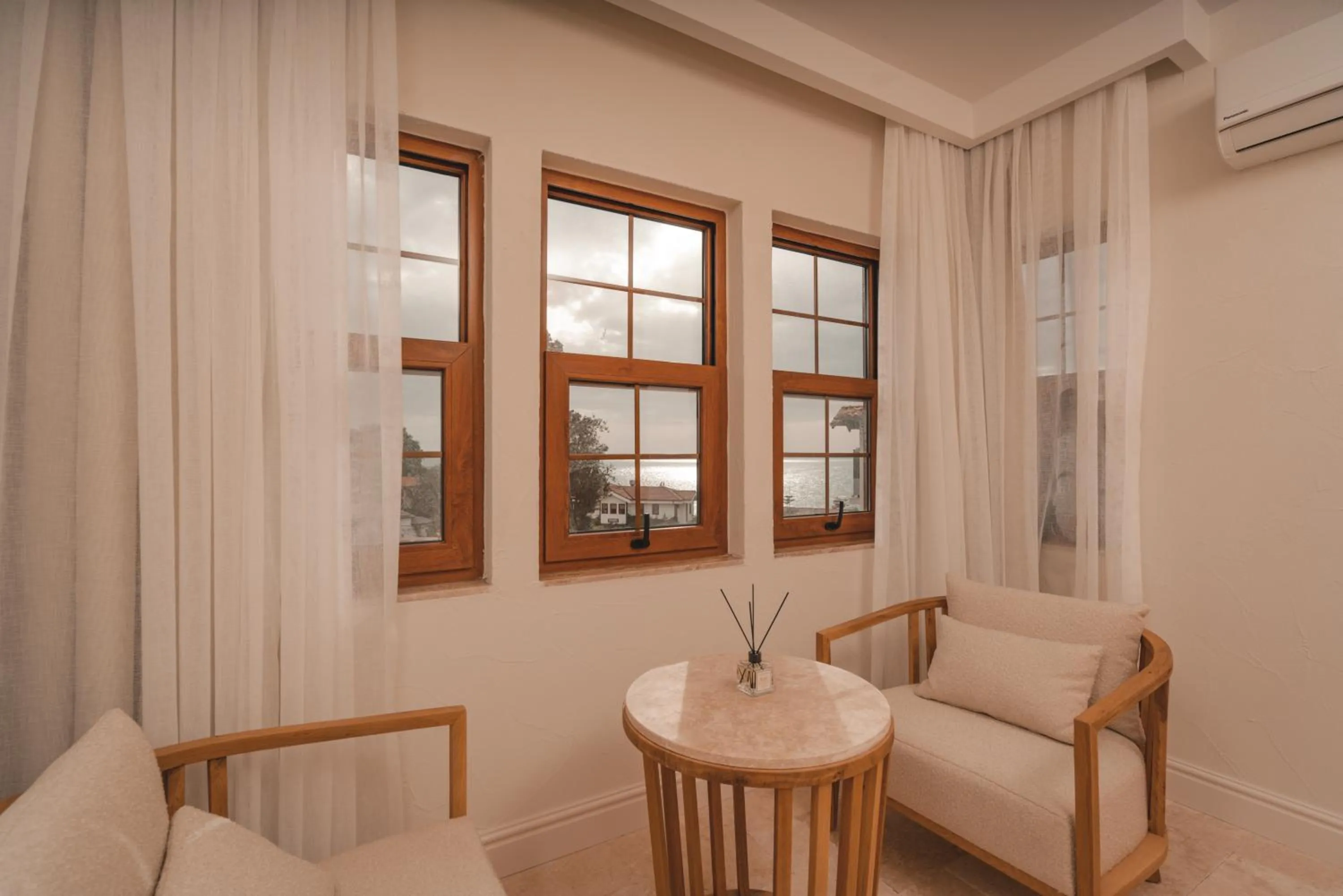 Seating area in 6 ROOMS BY AZUMARE