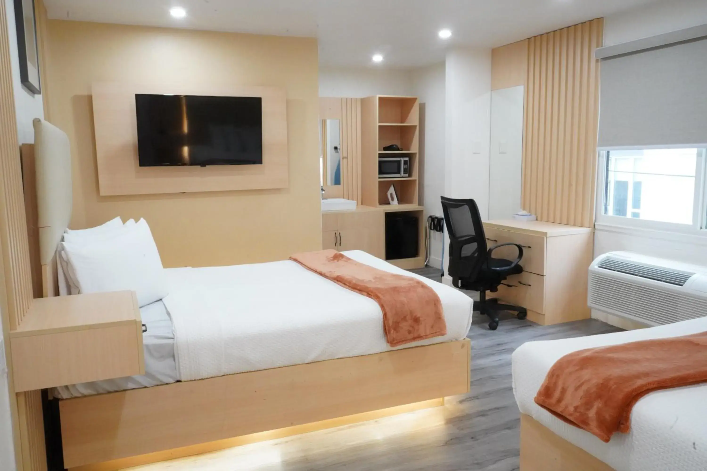 Bed in San Francisco Inn Bed in San Francisco Inn