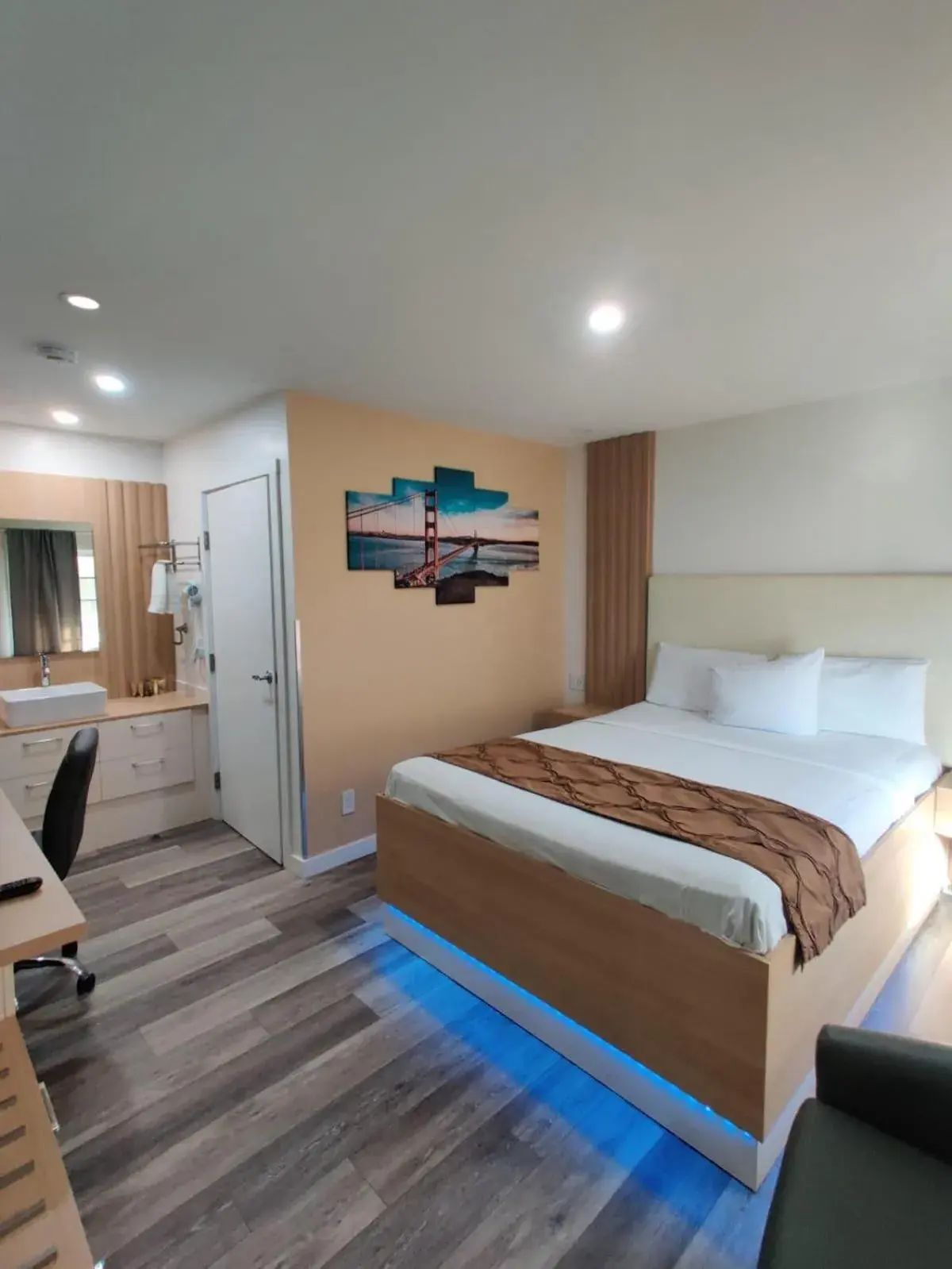 Bed in San Francisco Inn Bed in San Francisco Inn