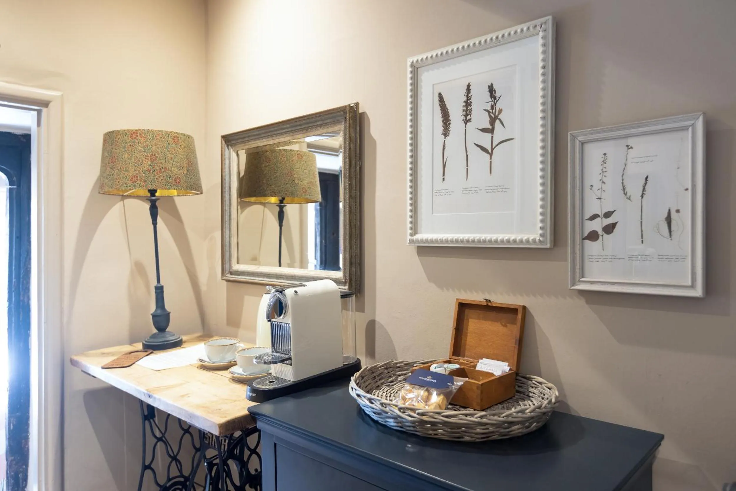Coffee/tea facilities in The Porch House
