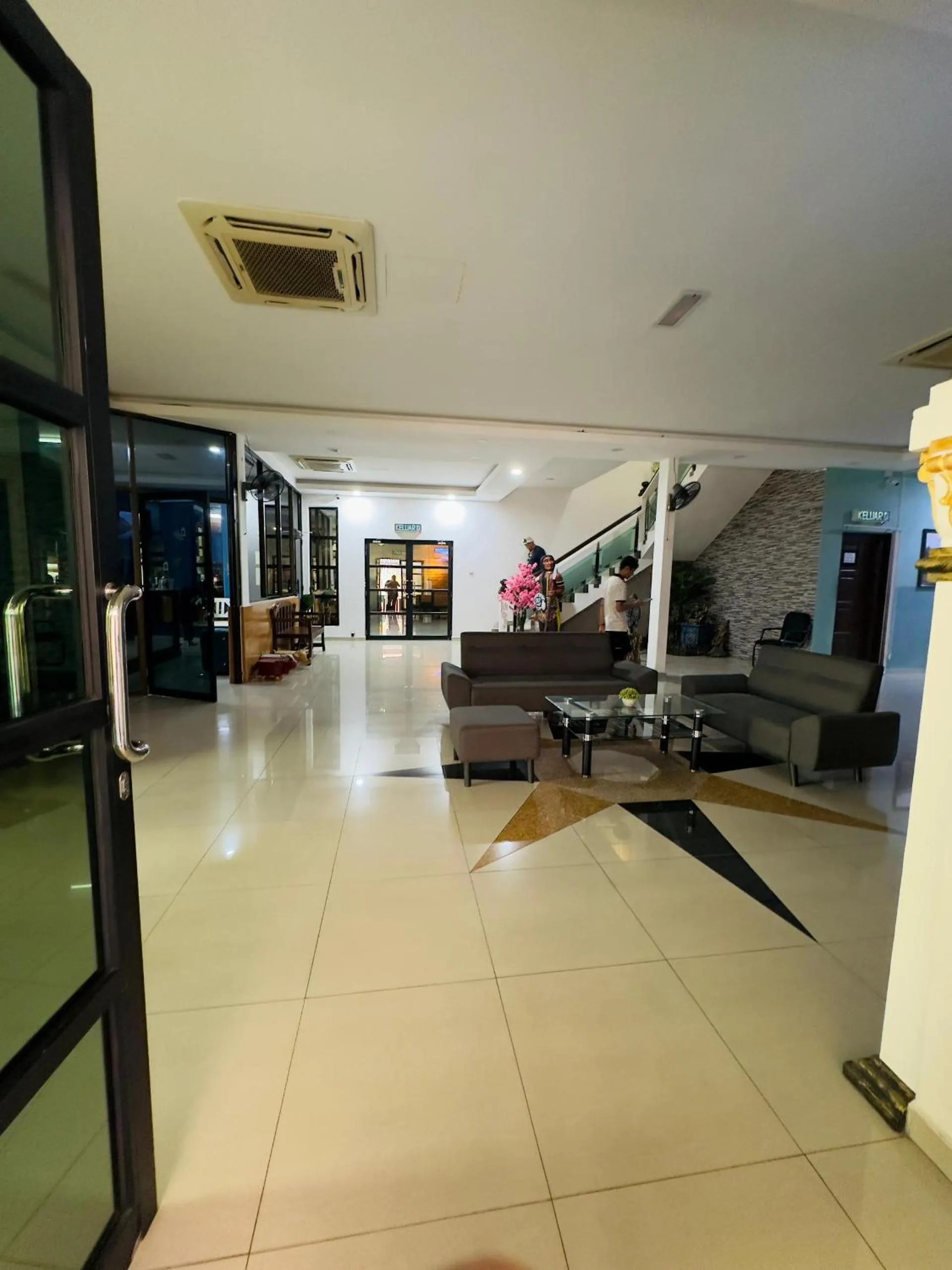 Property building in Maxwell inn