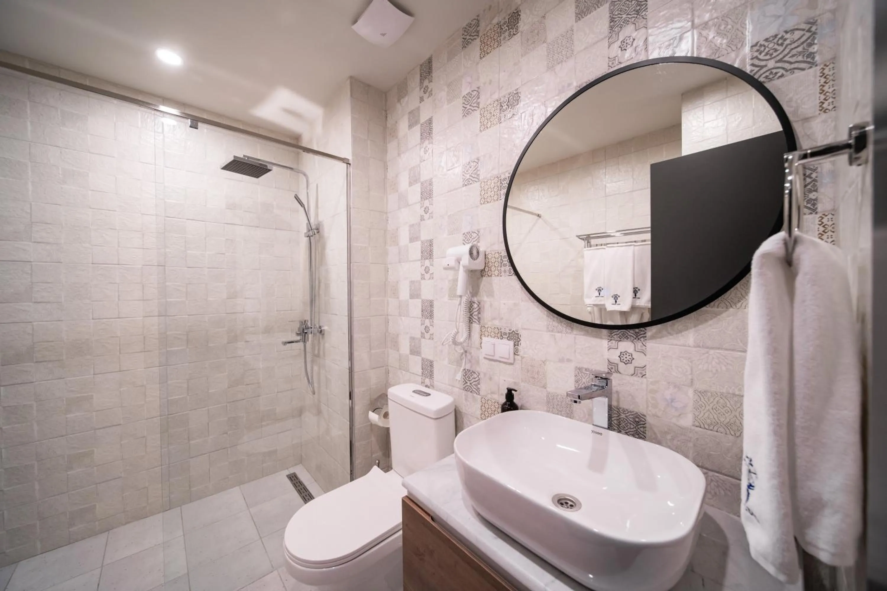 Bath in Dili Town Resort and Spa