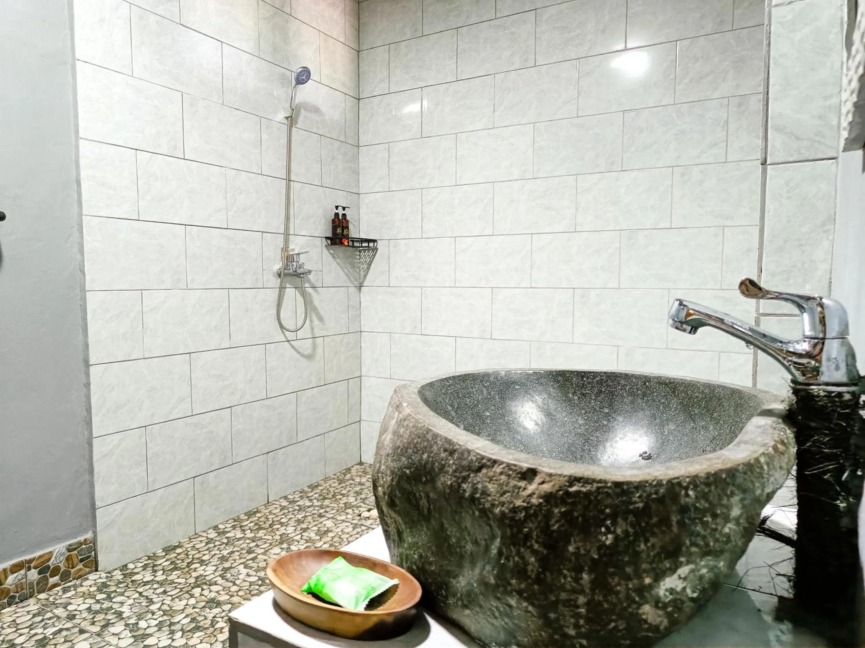 Shower in Nobody Inn Bali at Arya guest house