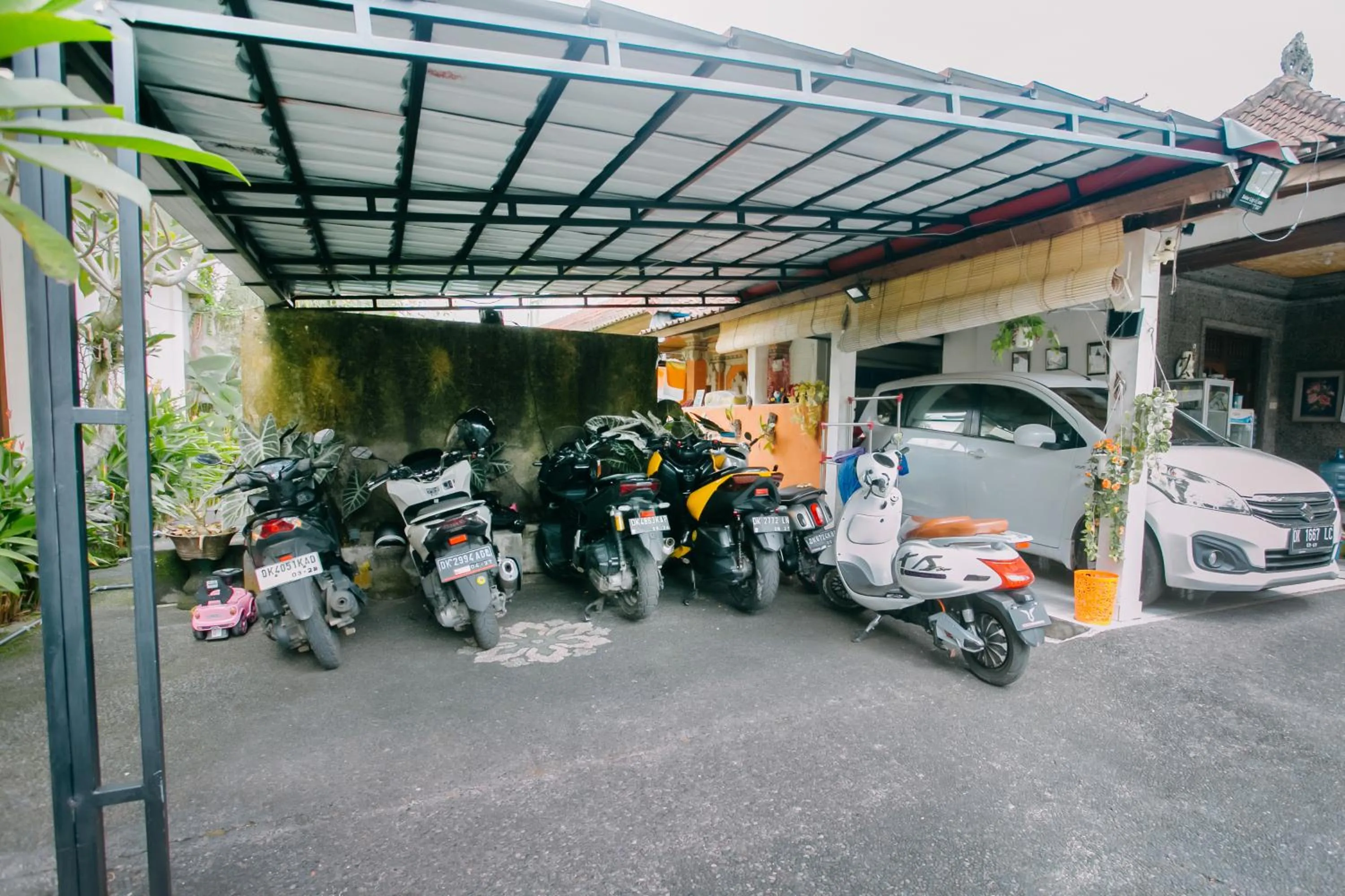 Parking in Nobody Inn Bali at Arya guest house