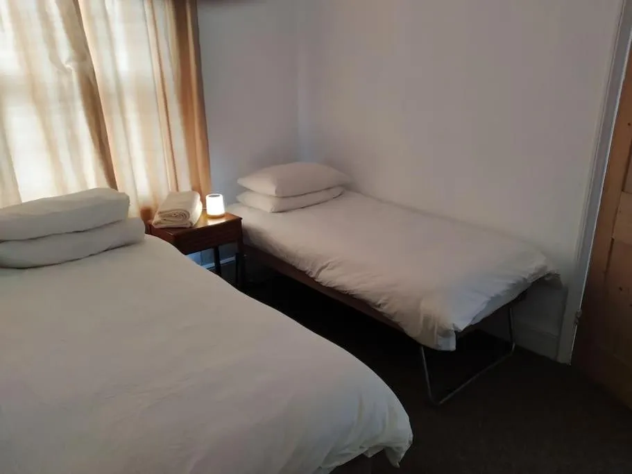 Spacious 2 bed maisonette near town, that sleeps 6