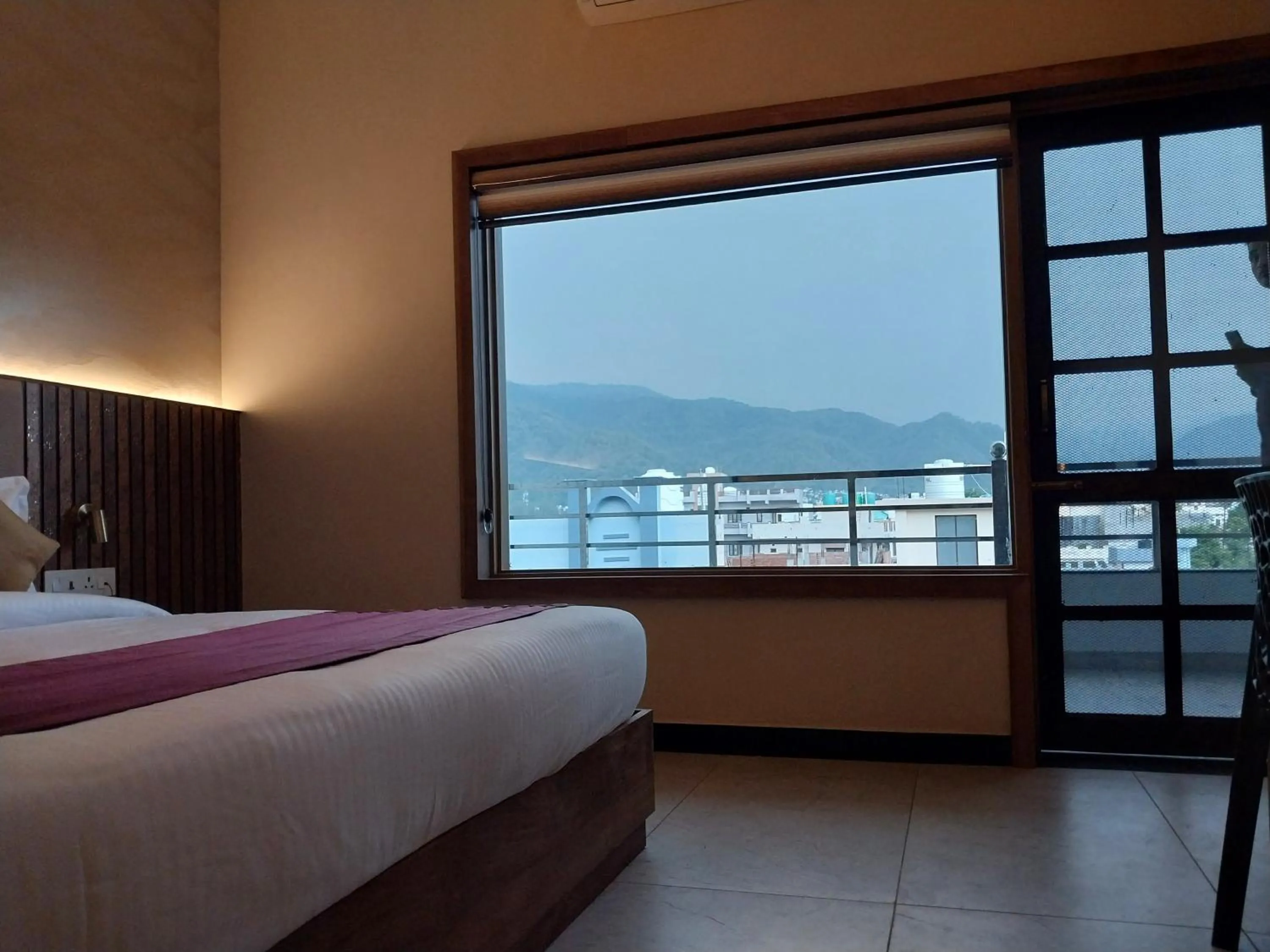 Mountain view, Bed in Dreamy Desert Hotel