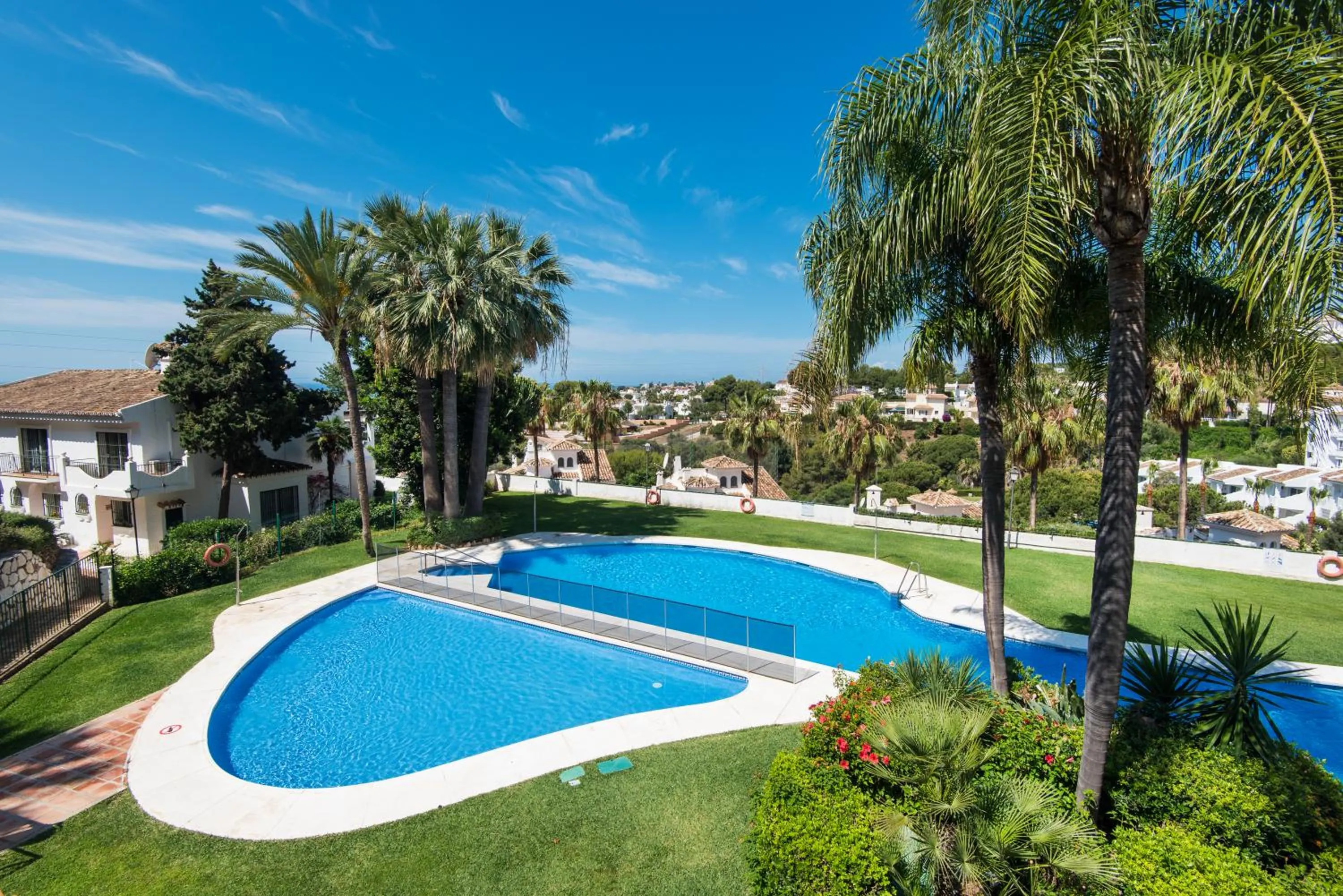 RentAndHomes Calahonda Sea View and Golf