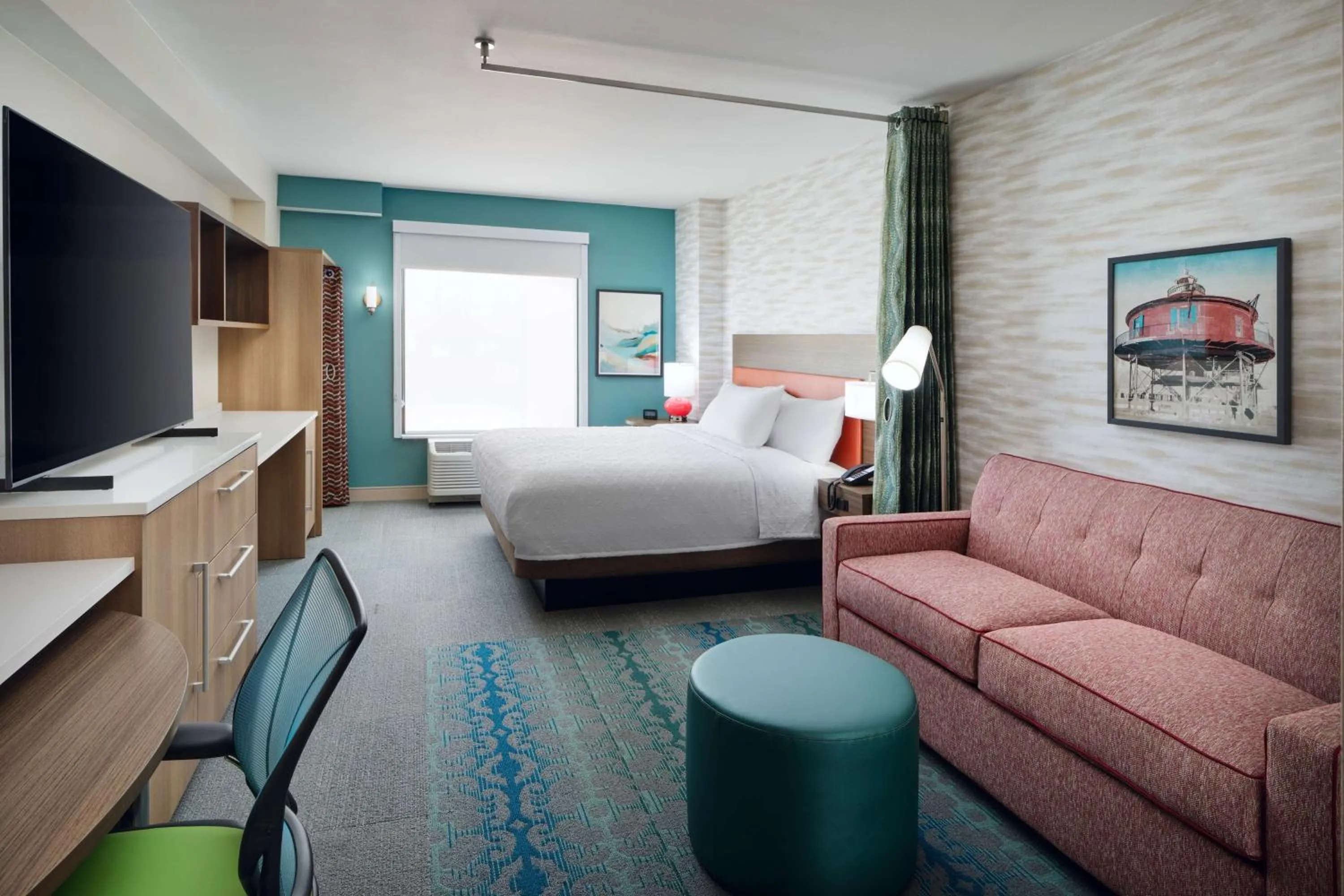 Living room, Bed in Home2 Suites By Hilton Towson