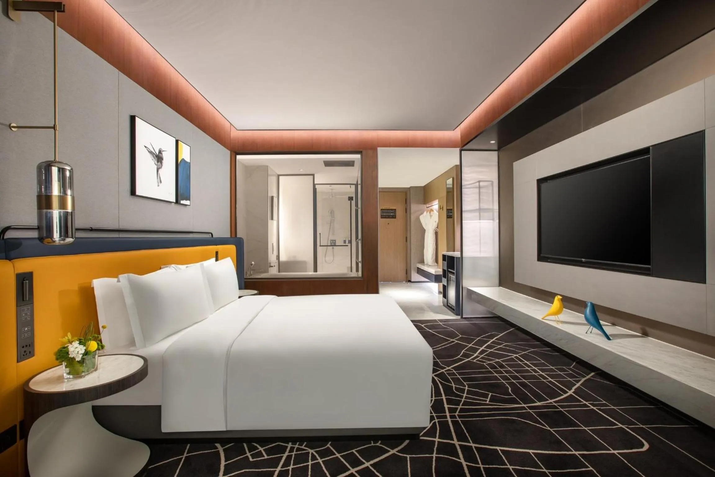 Photo of the whole room, Bed in voco Hefei Binhu by IHG