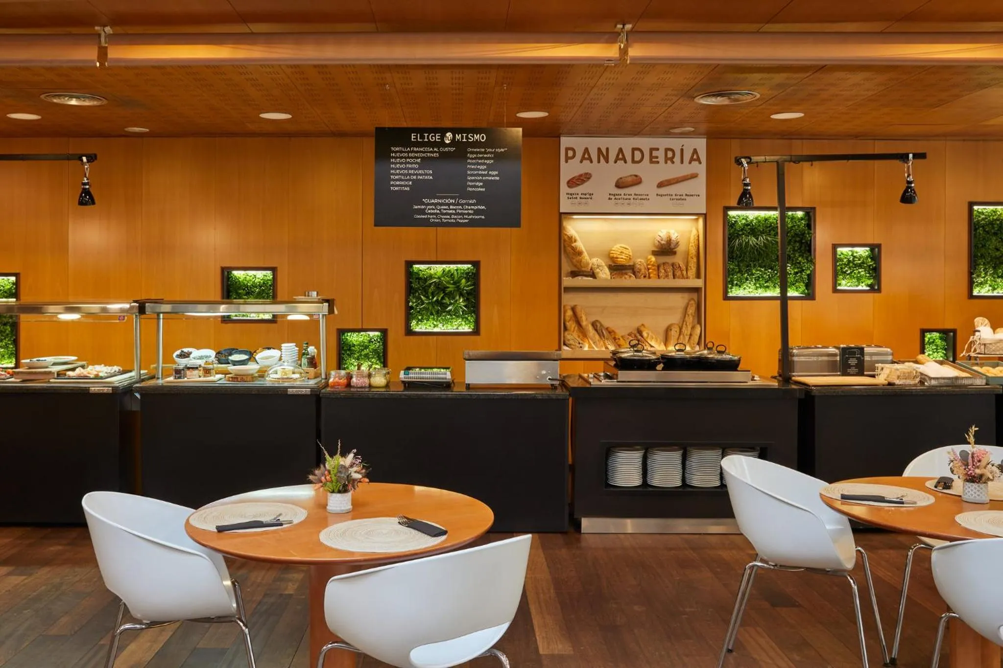 Restaurant/places to eat in Crowne Plaza Madrid - Centre Retiro by IHG