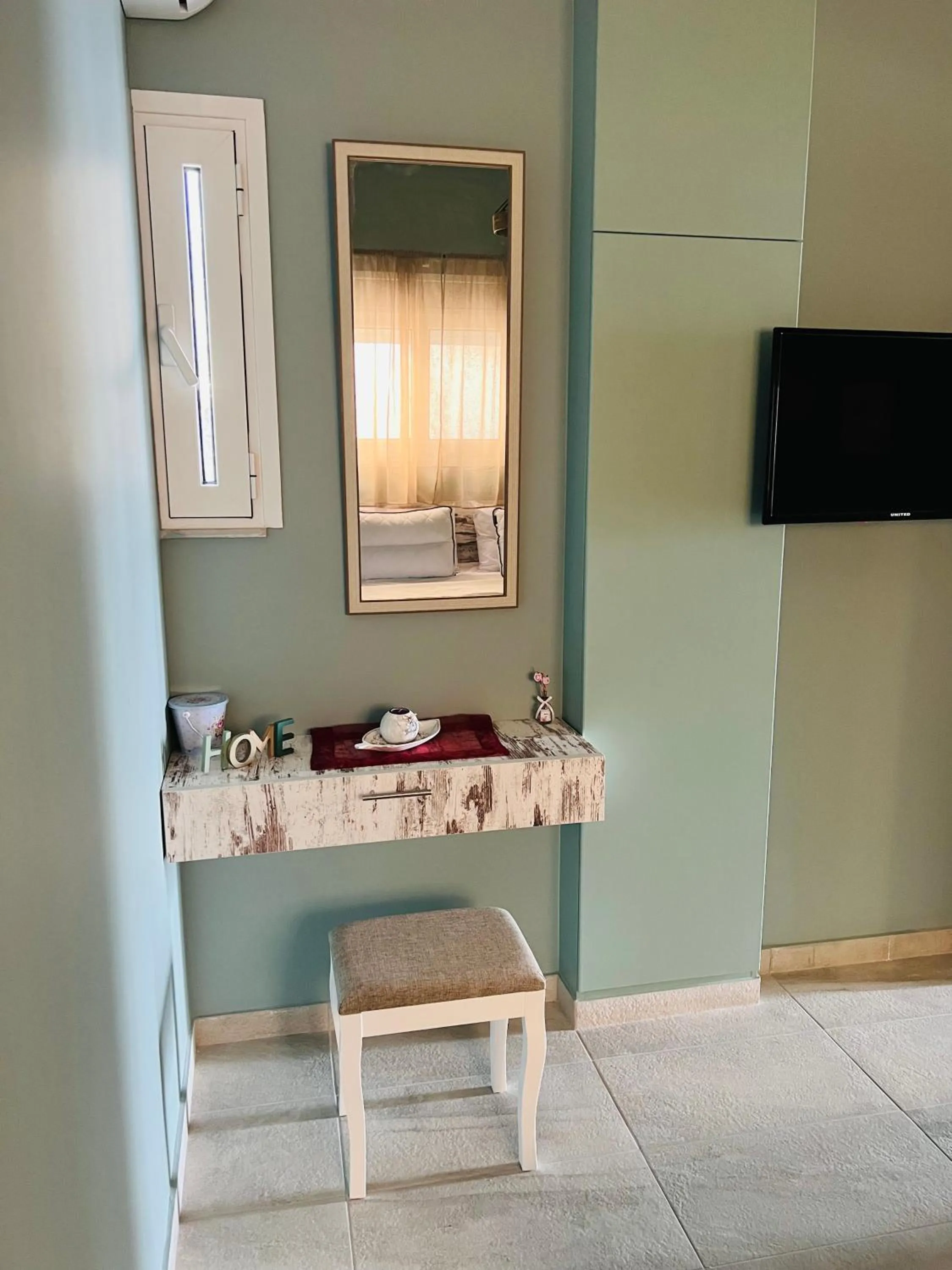 Akrotiri Luxury Suites